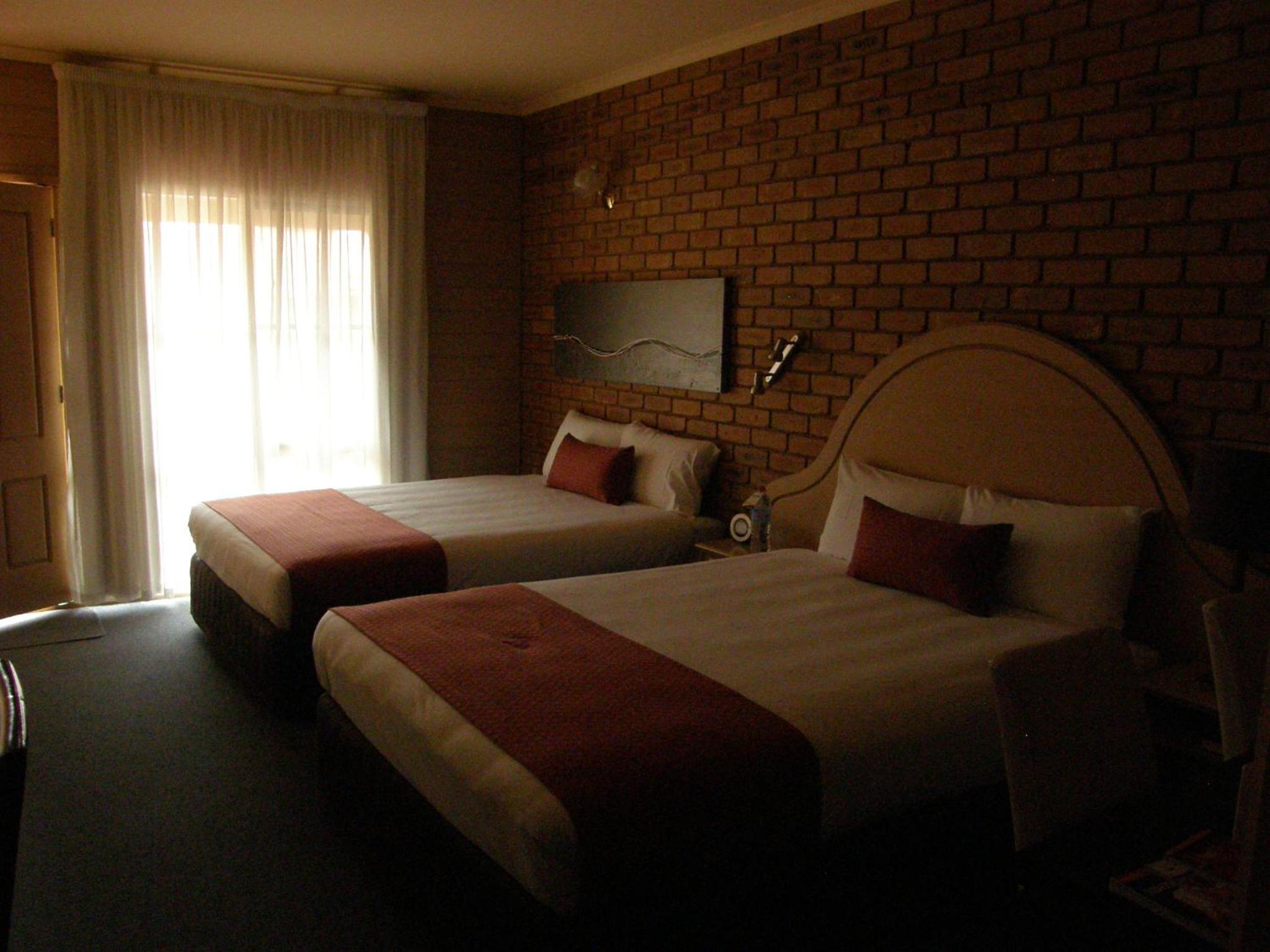Queen Room with Two Queen Beds - Non-Smoking photo 3