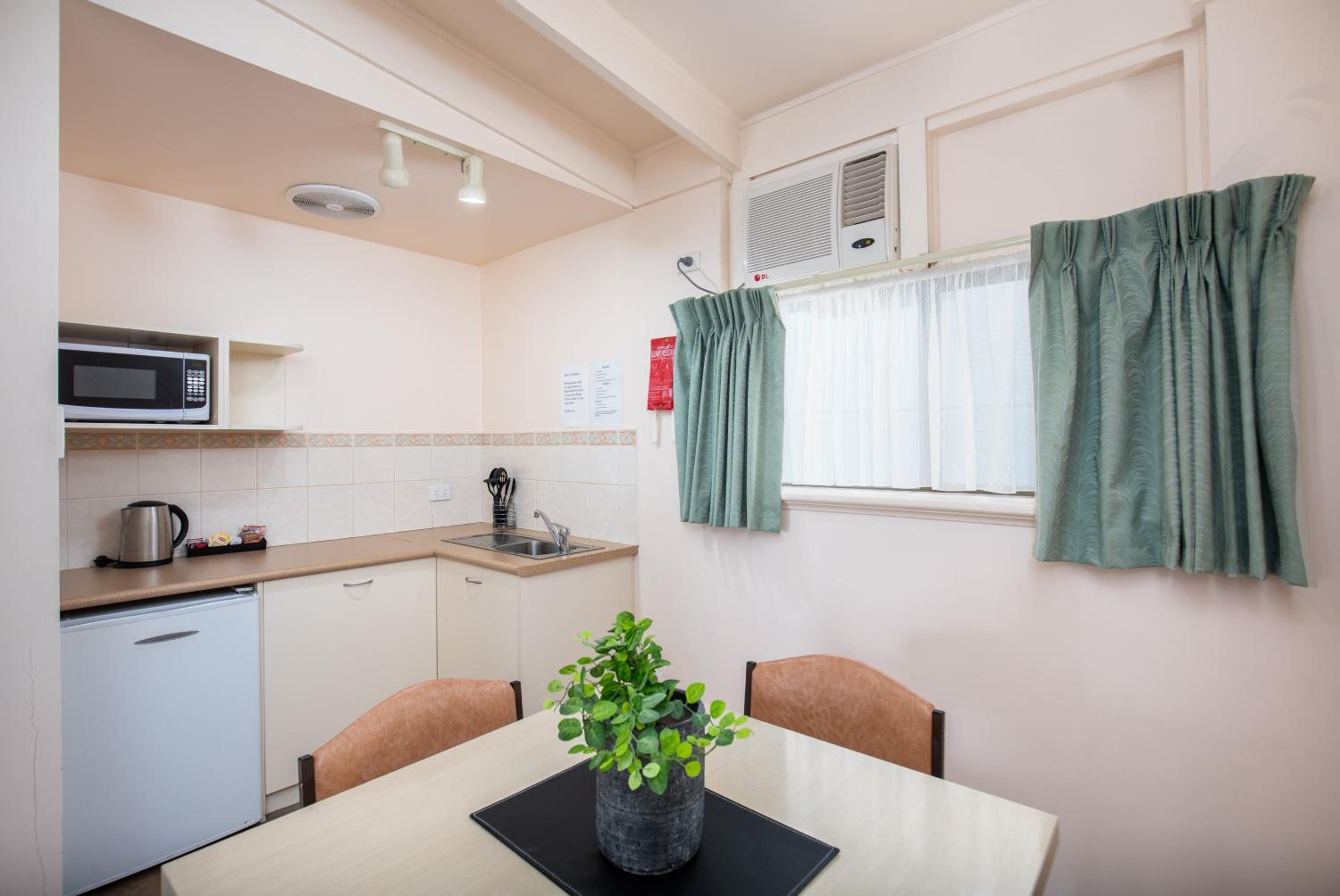 Queen Room with Kitchen photo 2