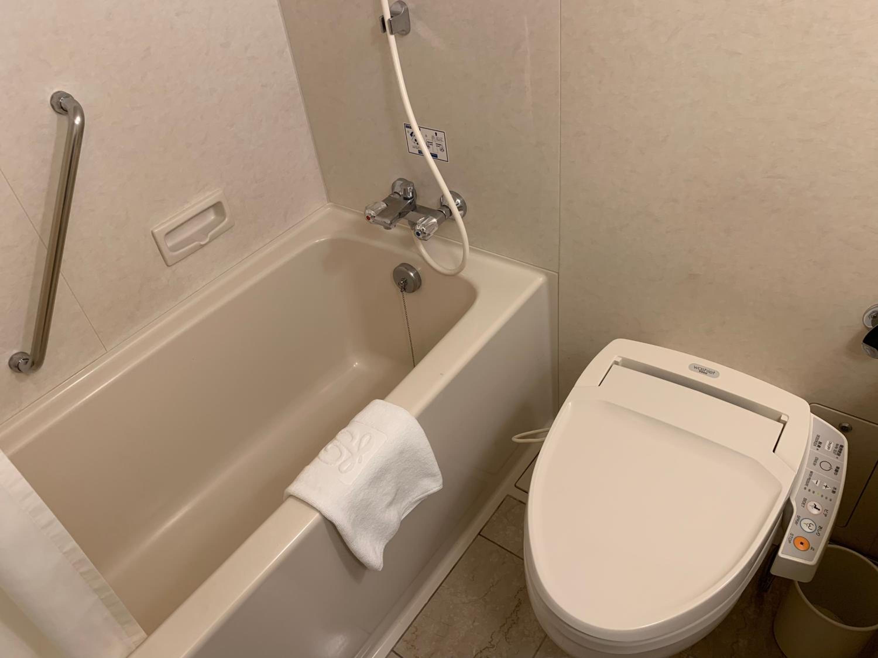 Twin Room - Non-Smoking - High Floor photo 2