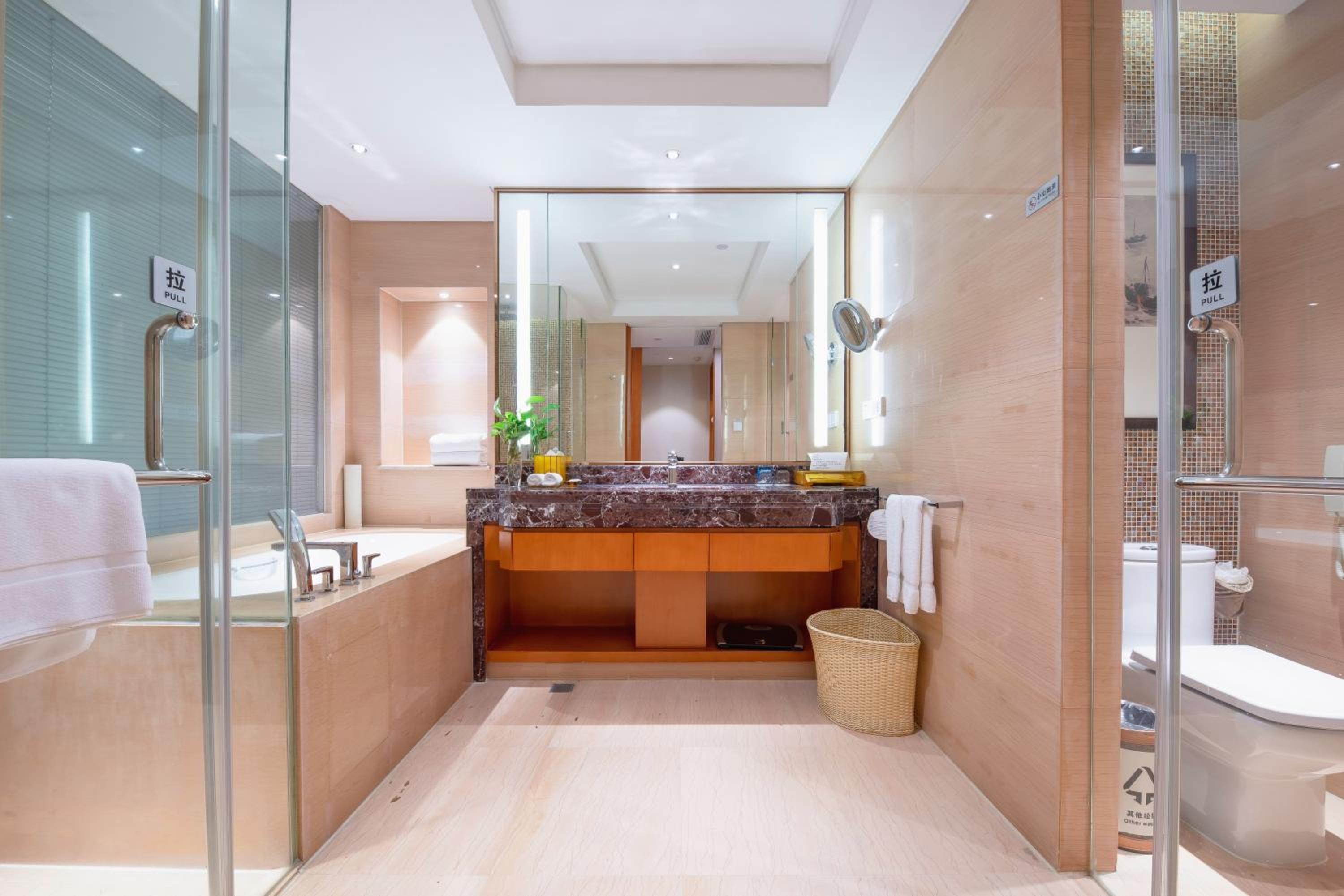 Business Twin Room with City View photo 2