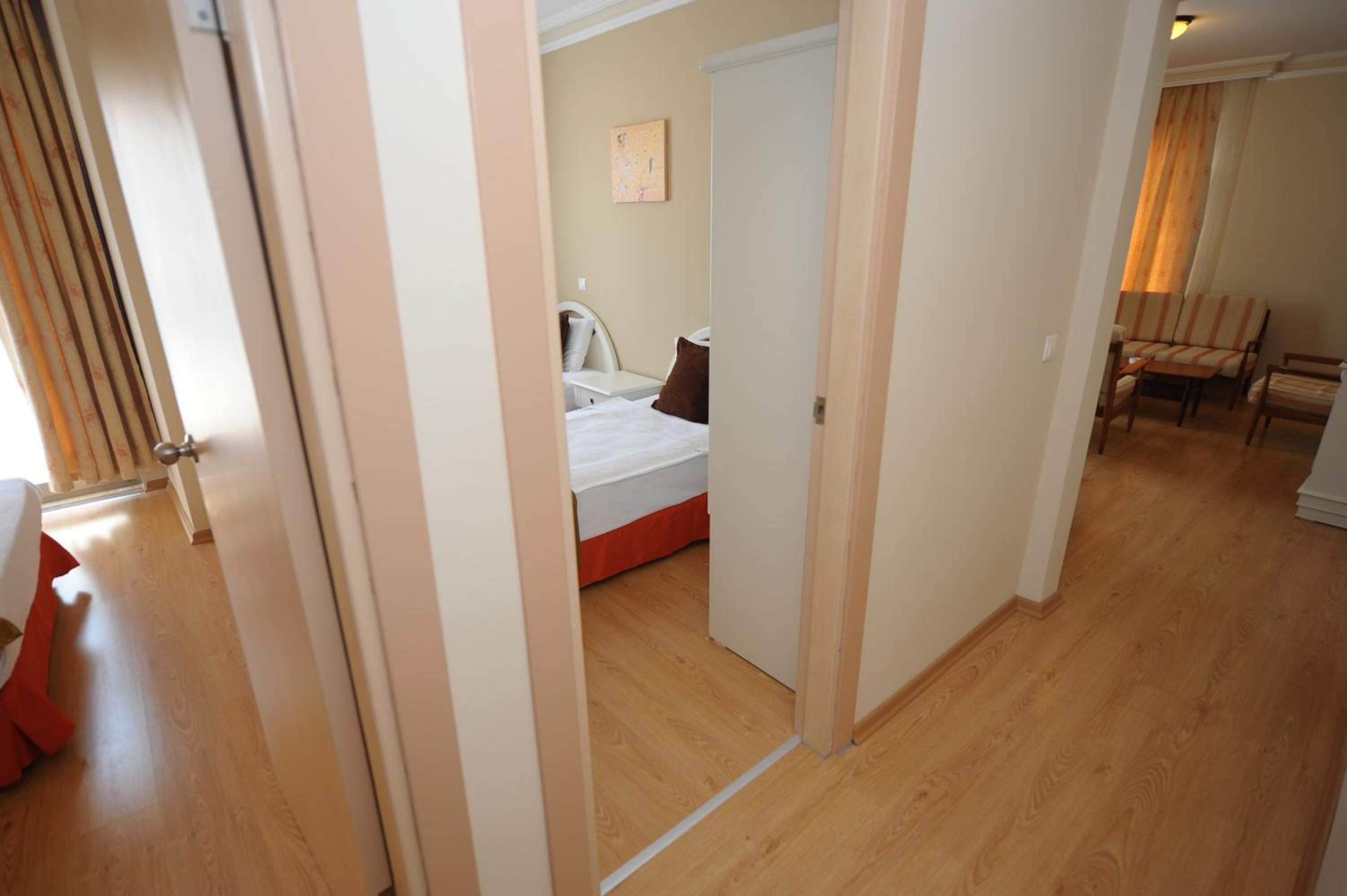 Family Room (4 Adults) - Photo 8