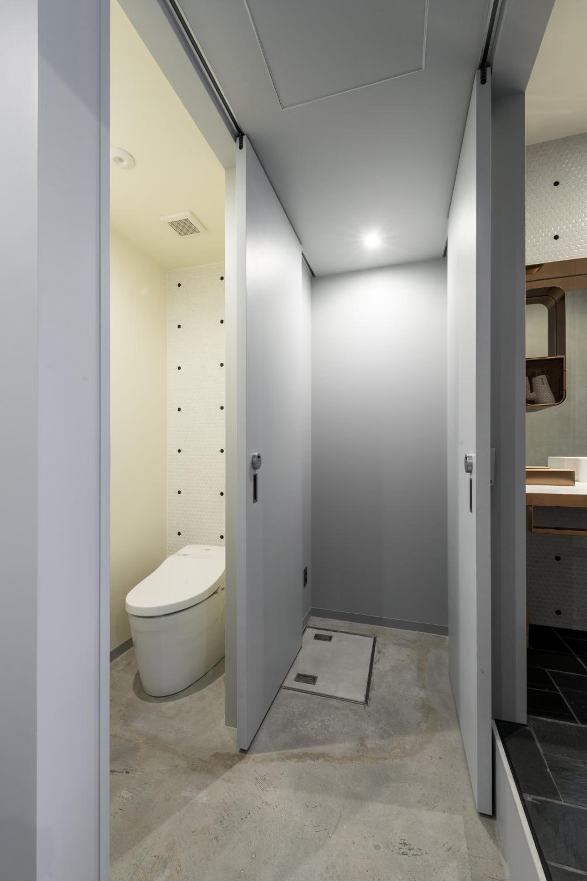 Photographer and Film Director Mika Ninagawa Twin Room with Cypress Wood Bathtub ( Under Renovation,Noise Possible ) photo 3