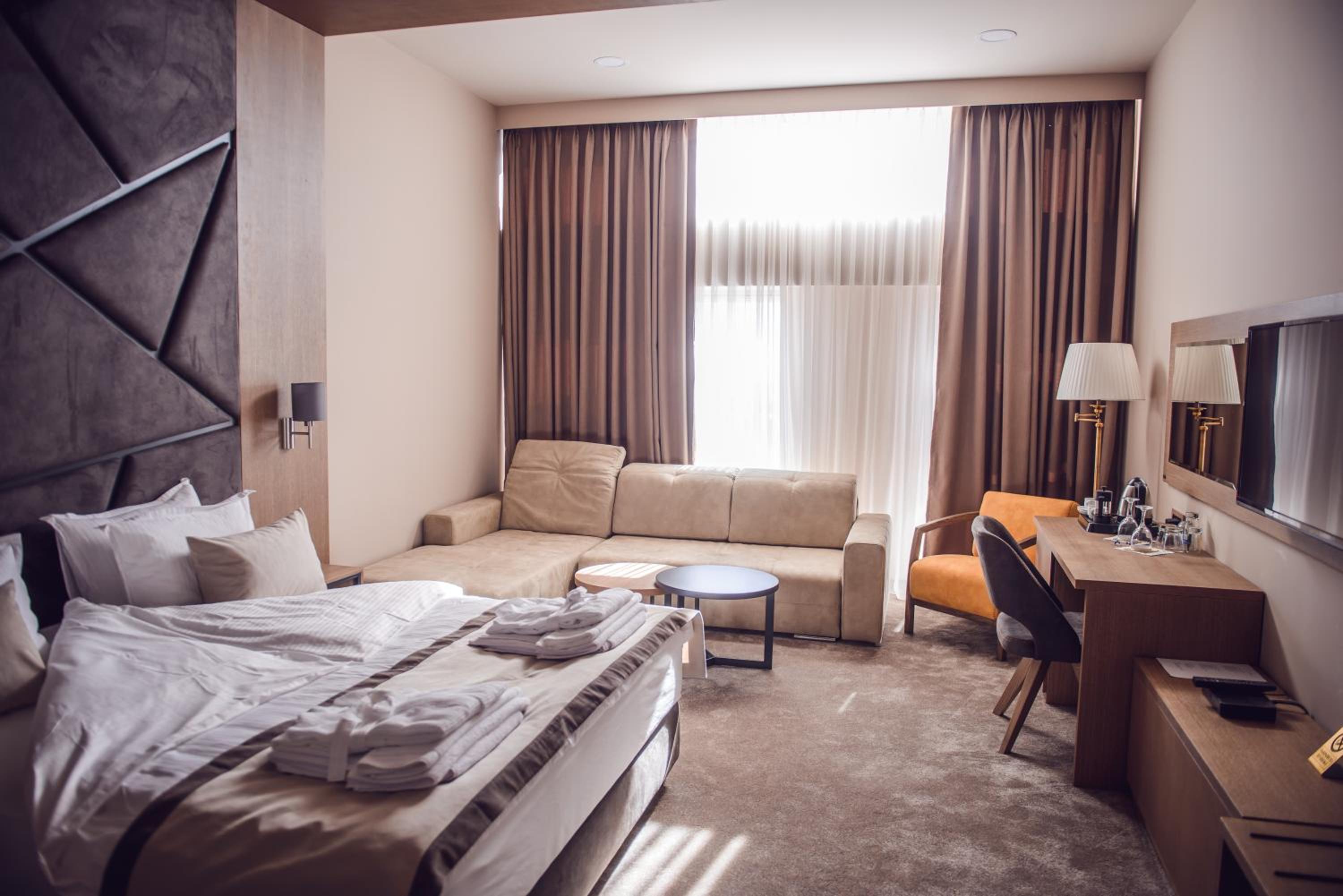 Deluxe Double Room (2 Adults + 1 Child) photo 2