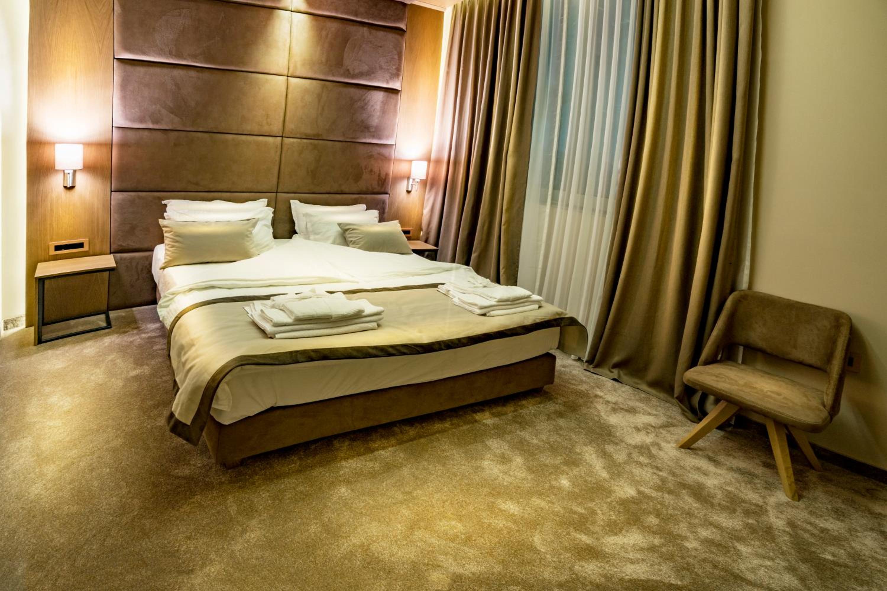Deluxe King Suite photo 2