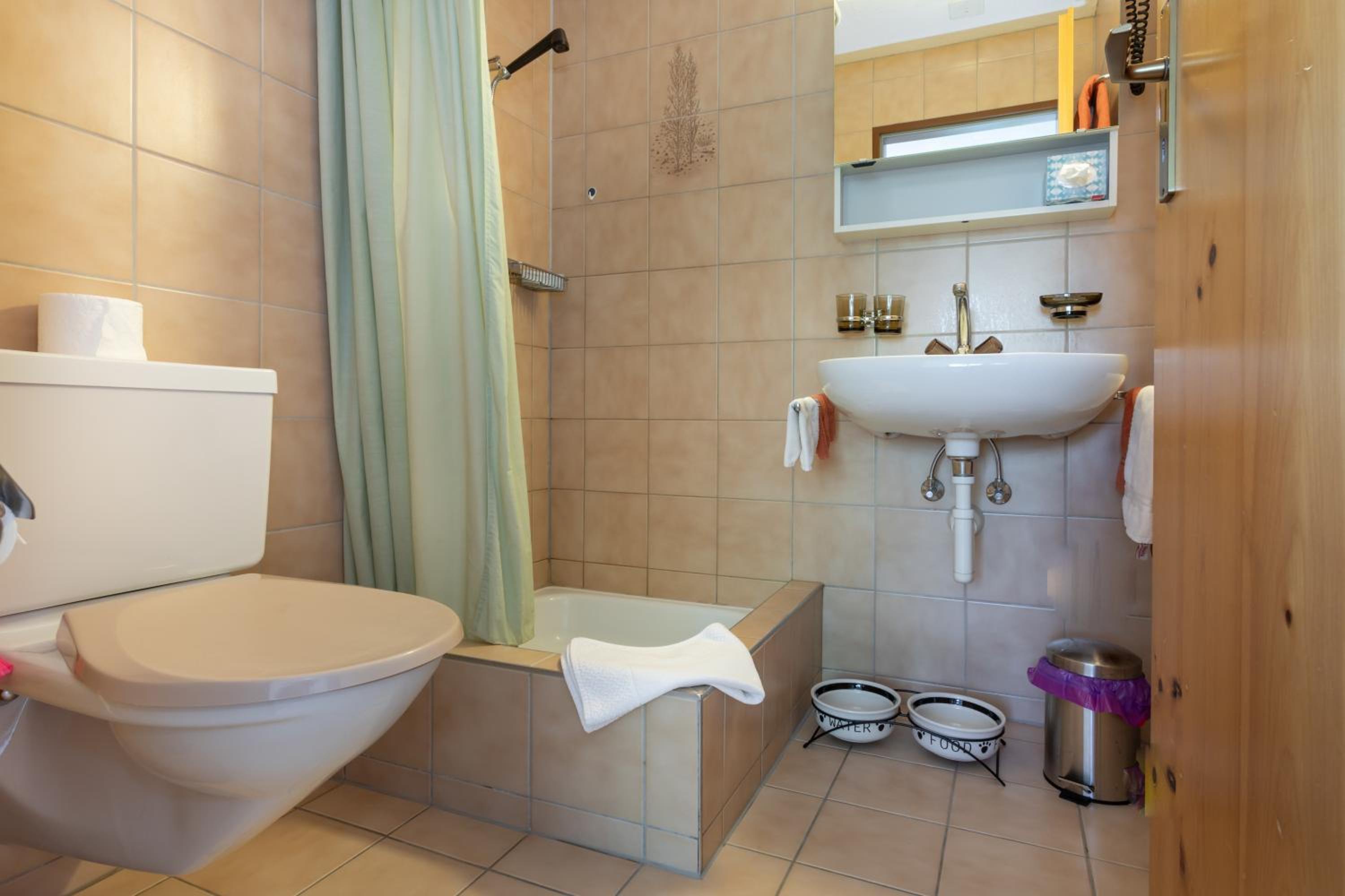 Standard Twin Room - Photo 2