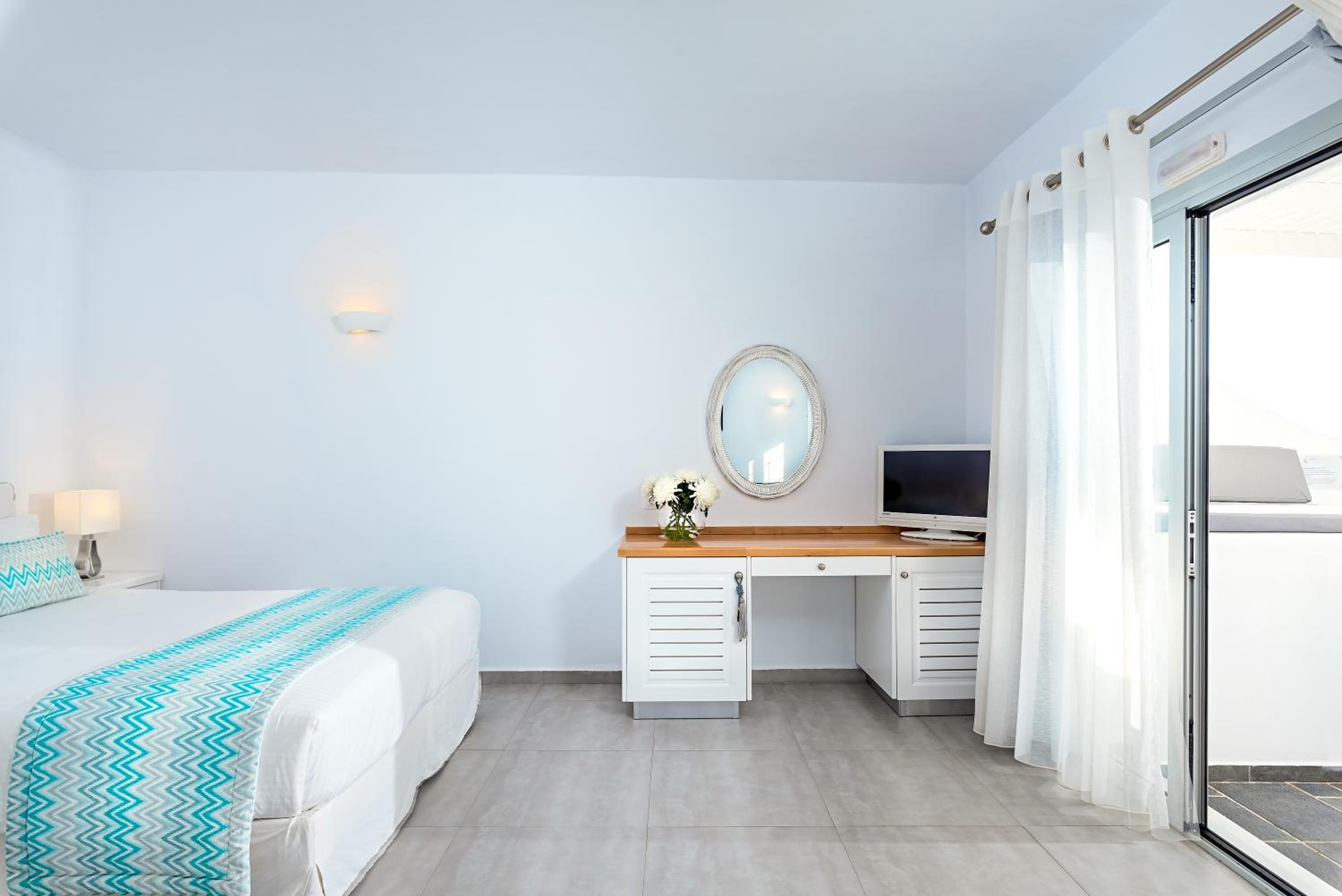 Prestige Double Room with Outdoor Hot Tub and Caldera View - Photo 7