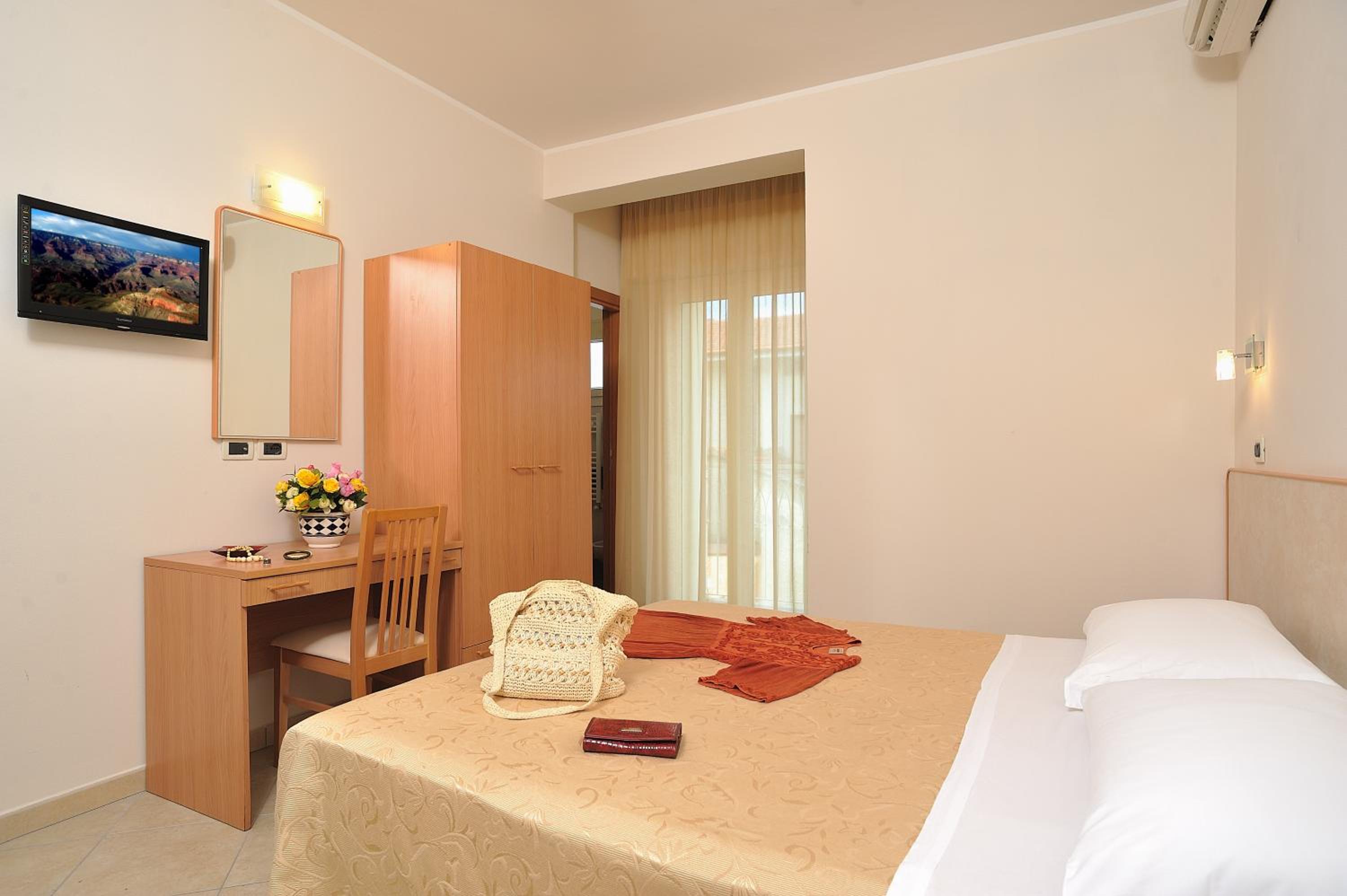 Standard Double Room - Photo 9