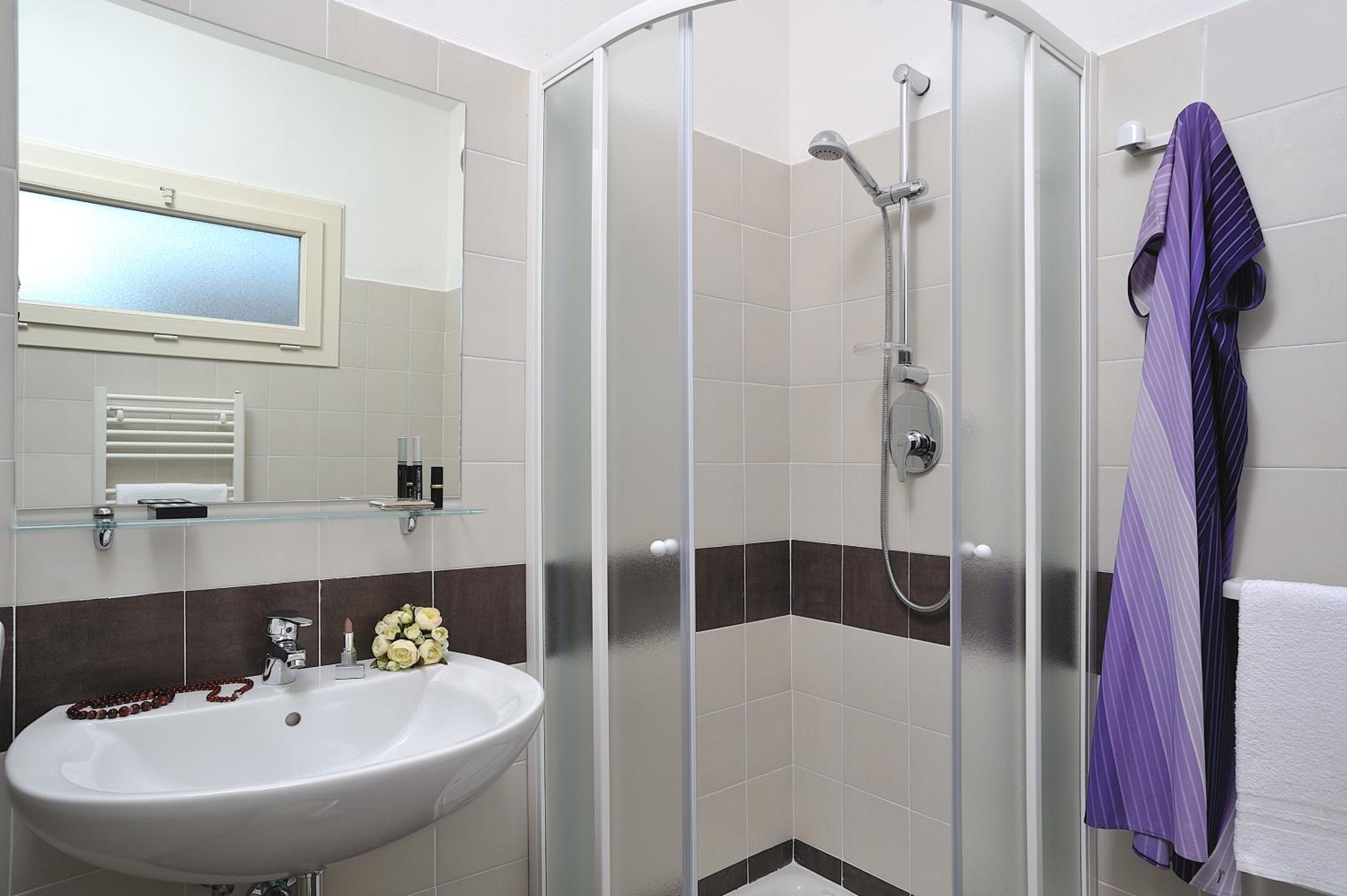 Standard Double Room - Photo 7