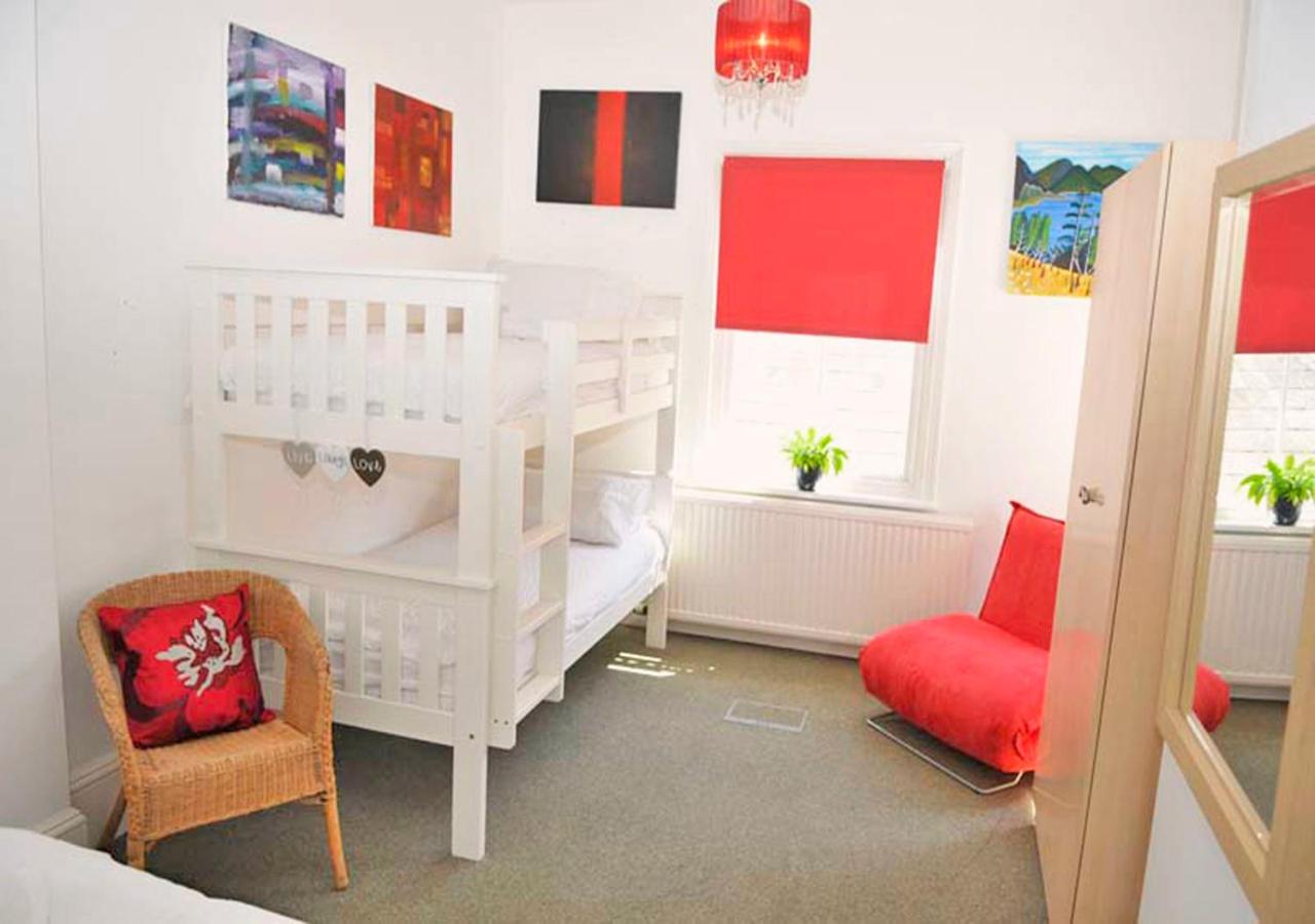 Five-Bedroom House photo 1