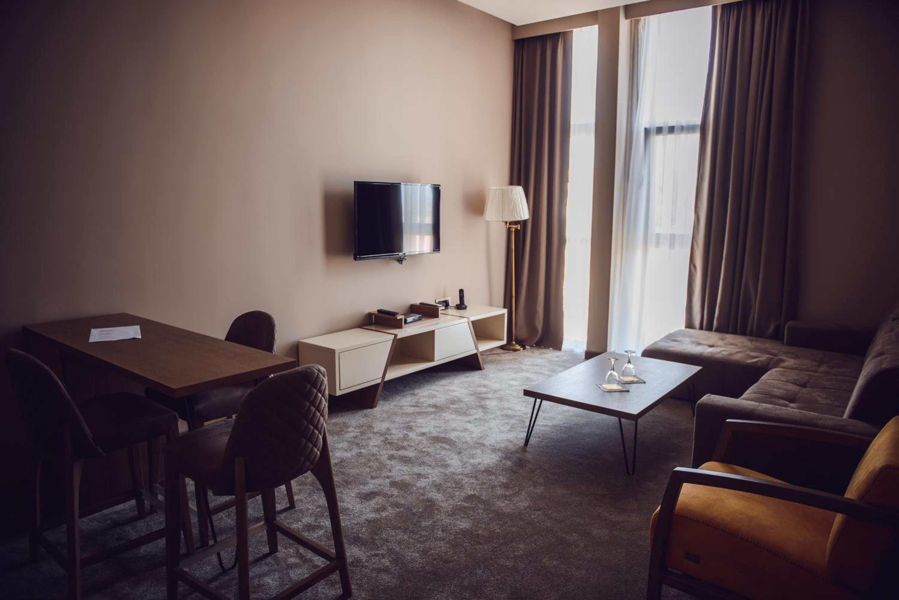 Deluxe King Suite photo 3