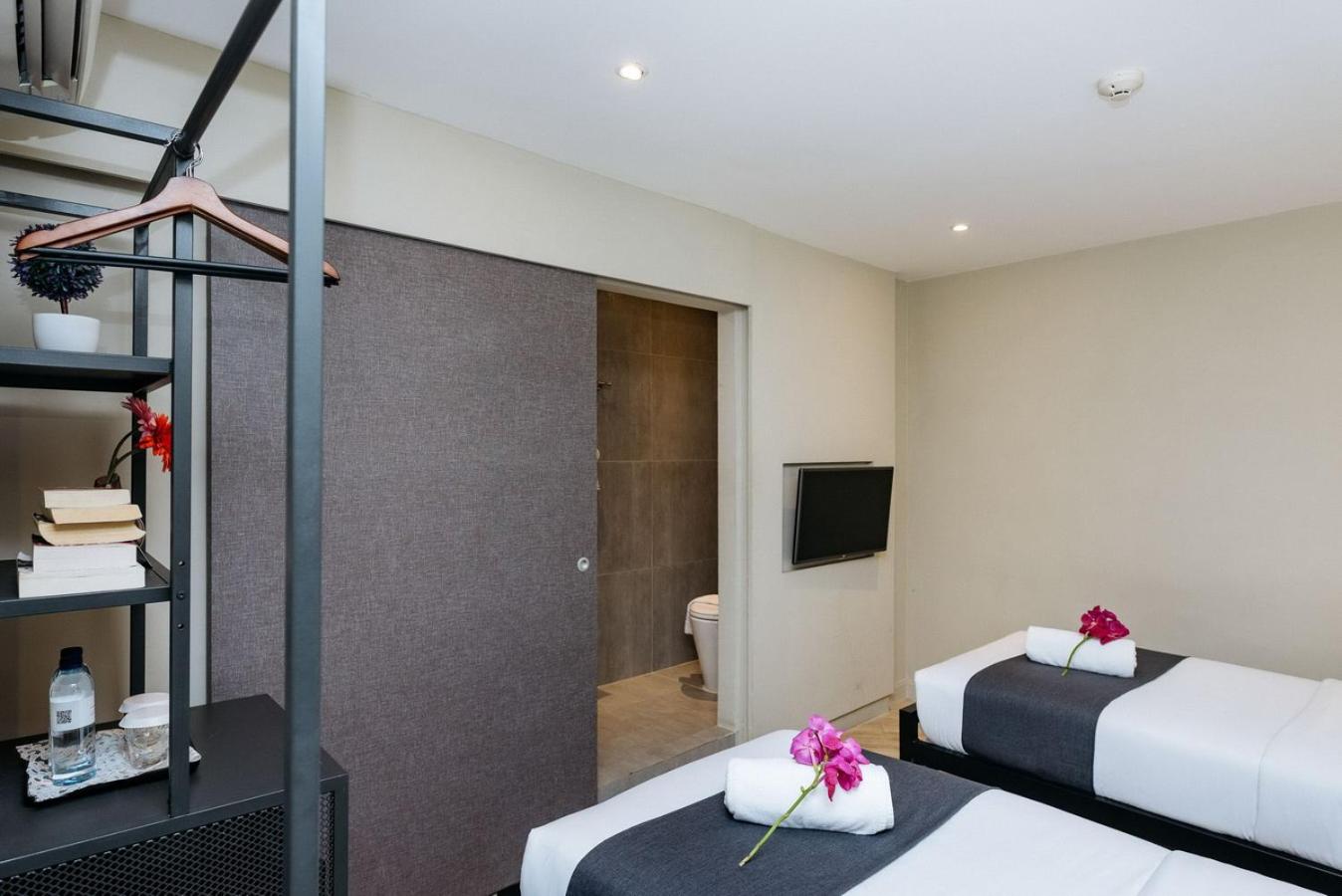 Standard Hollywood Room - No Window photo 3