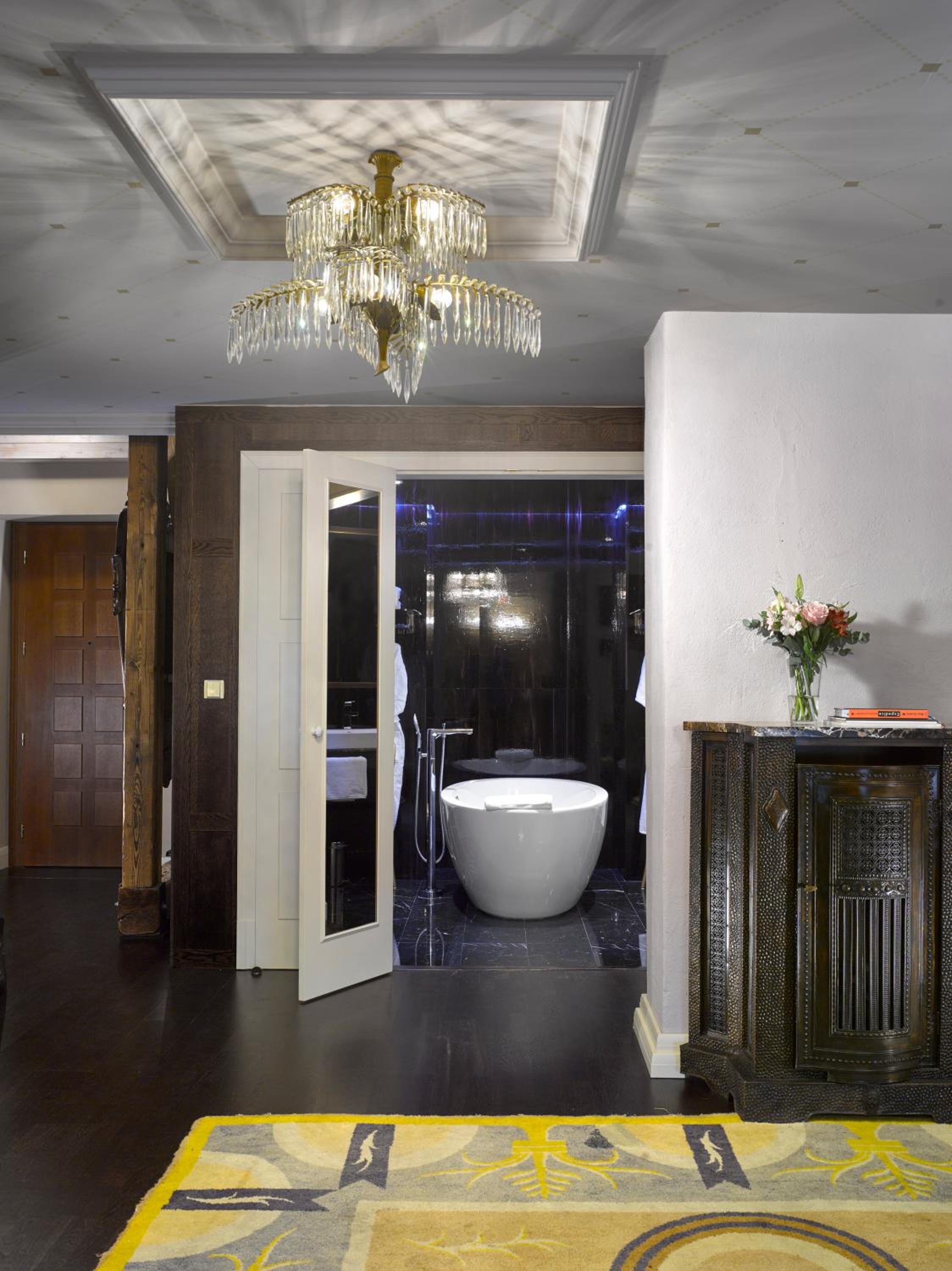 Onyx Tower Suite photo 2