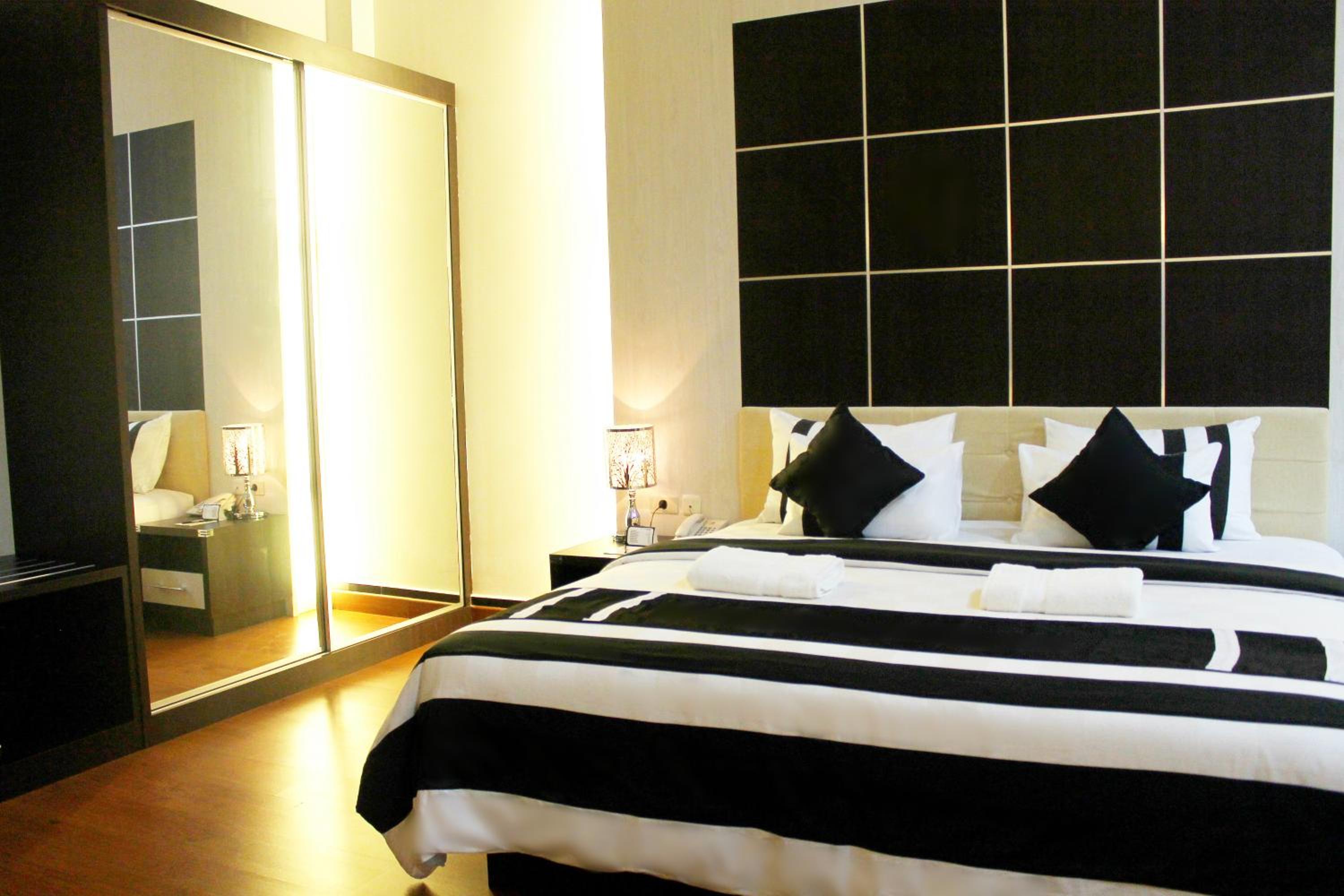 Executive Suite - Photo 3