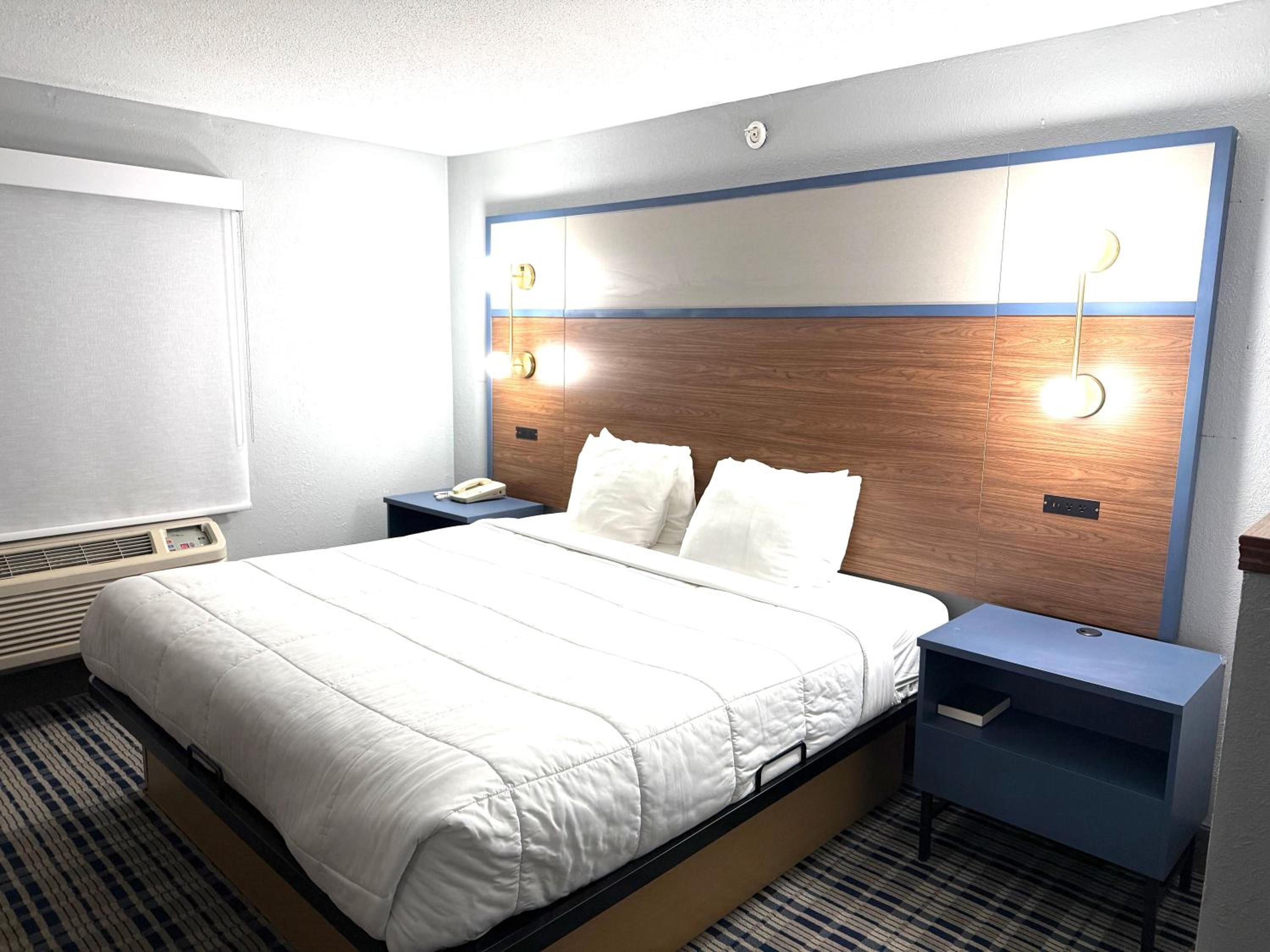 King Room with Roll-in Shower - Mobility Access/Non-Smoking