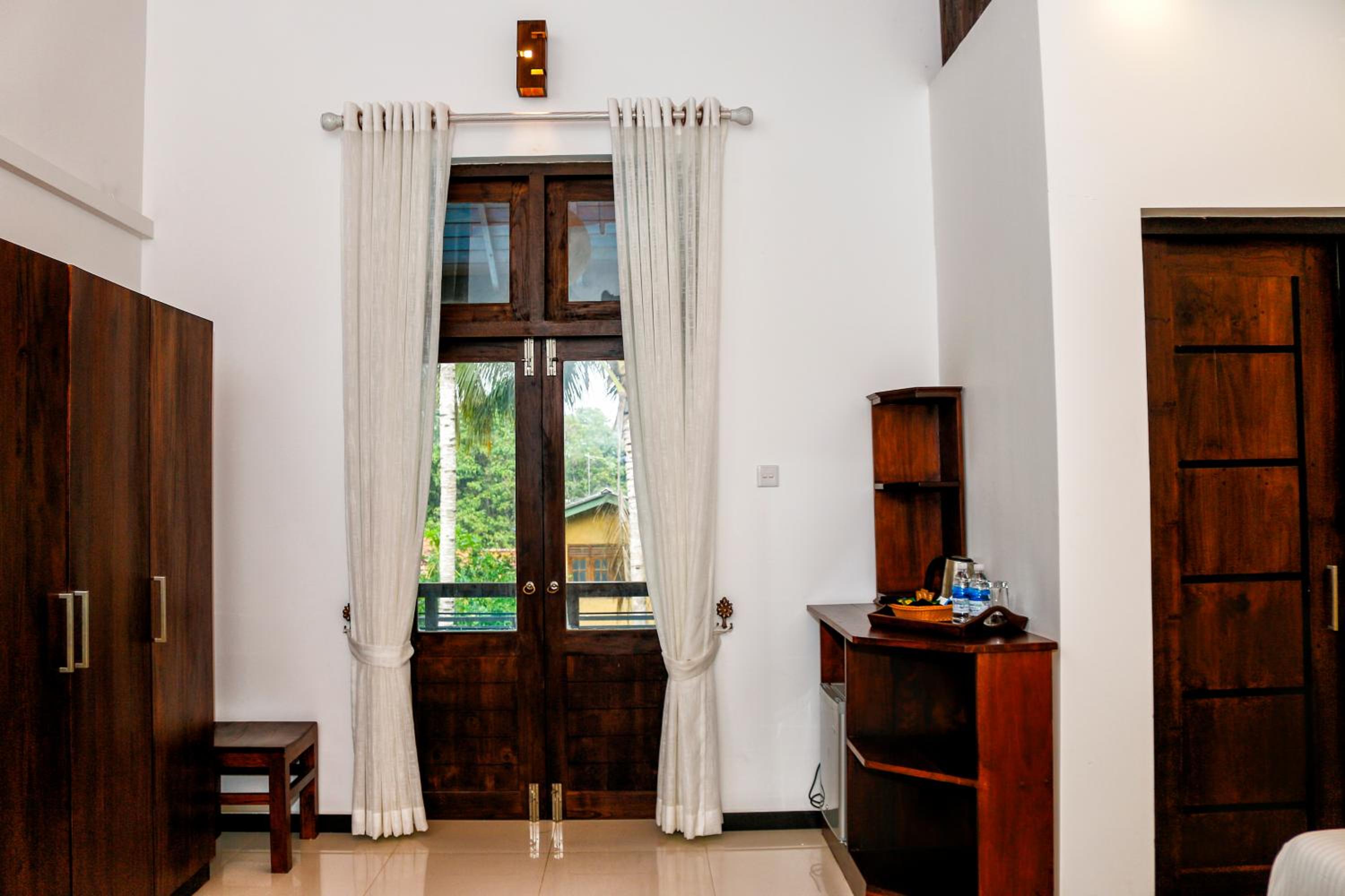 Queen Room with Pool View photo 2