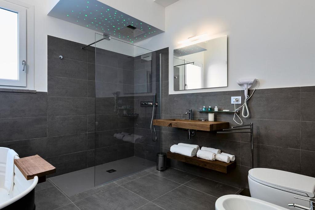 Deluxe King Suite - Photo 6