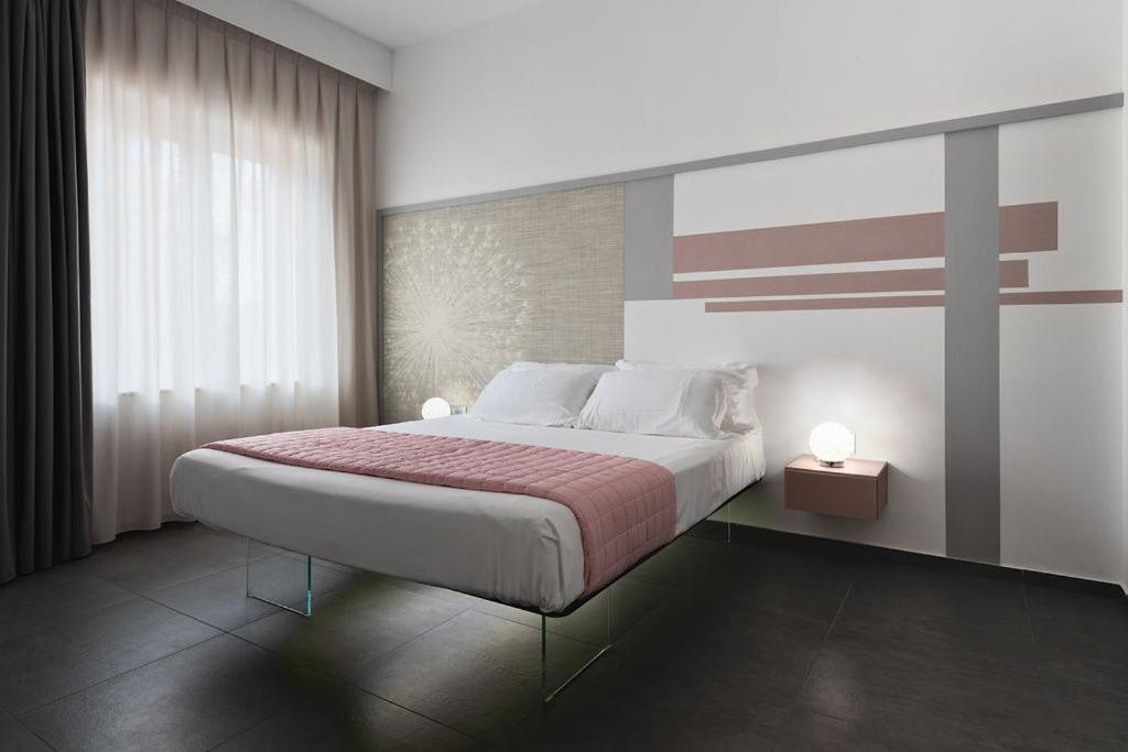 Deluxe King Suite - Photo 8