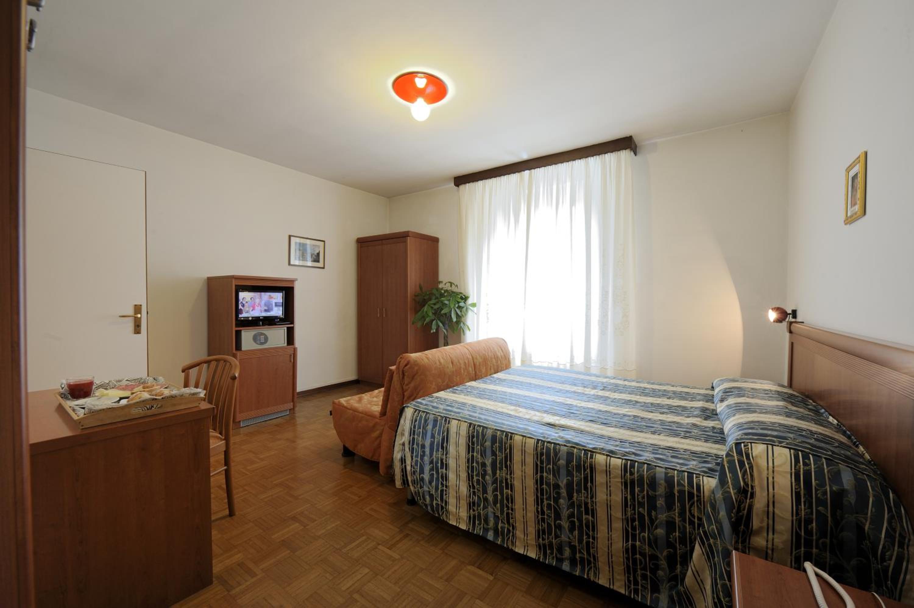 Double Room - Photo 8