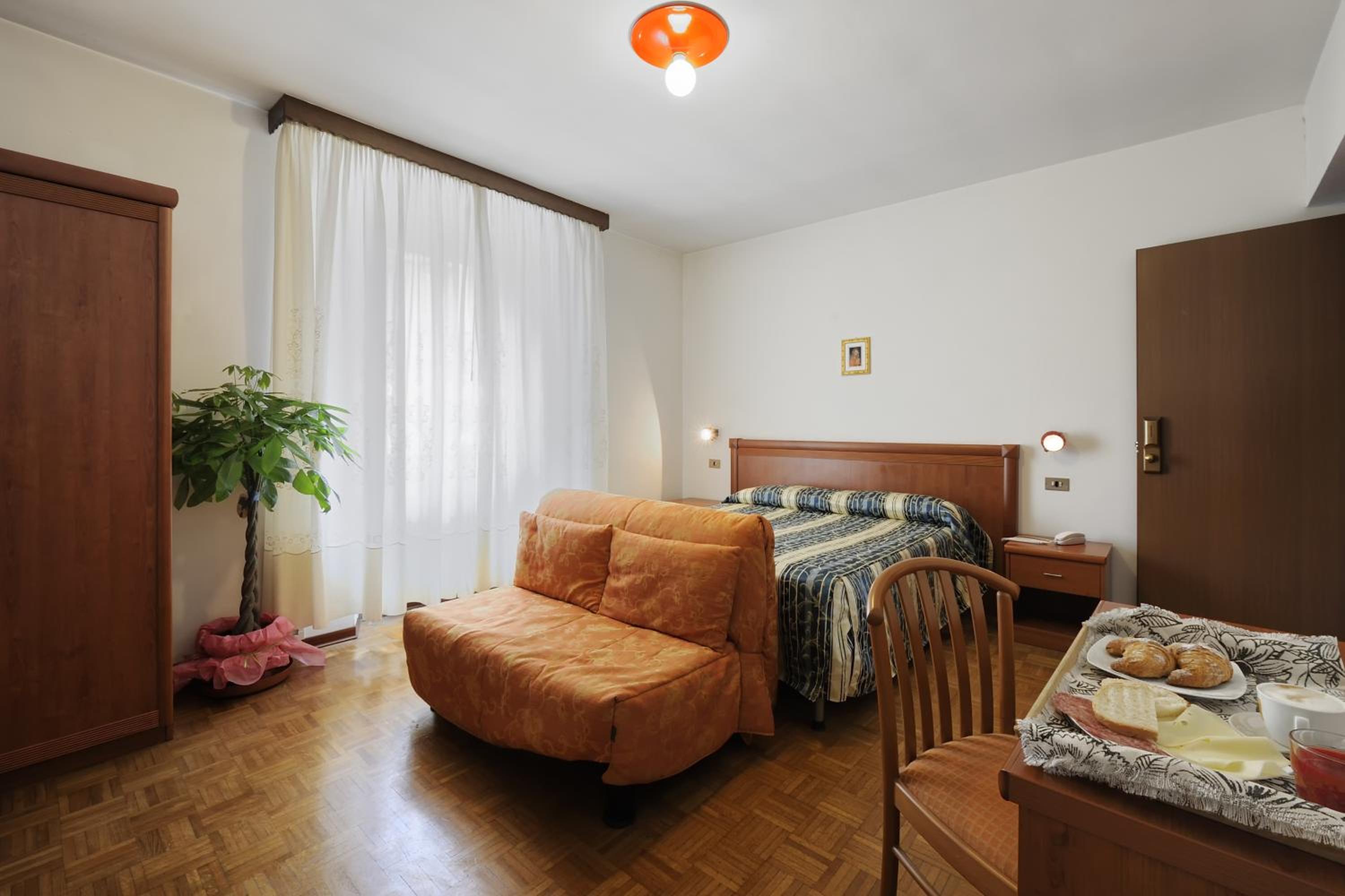 Double Room - Photo 10