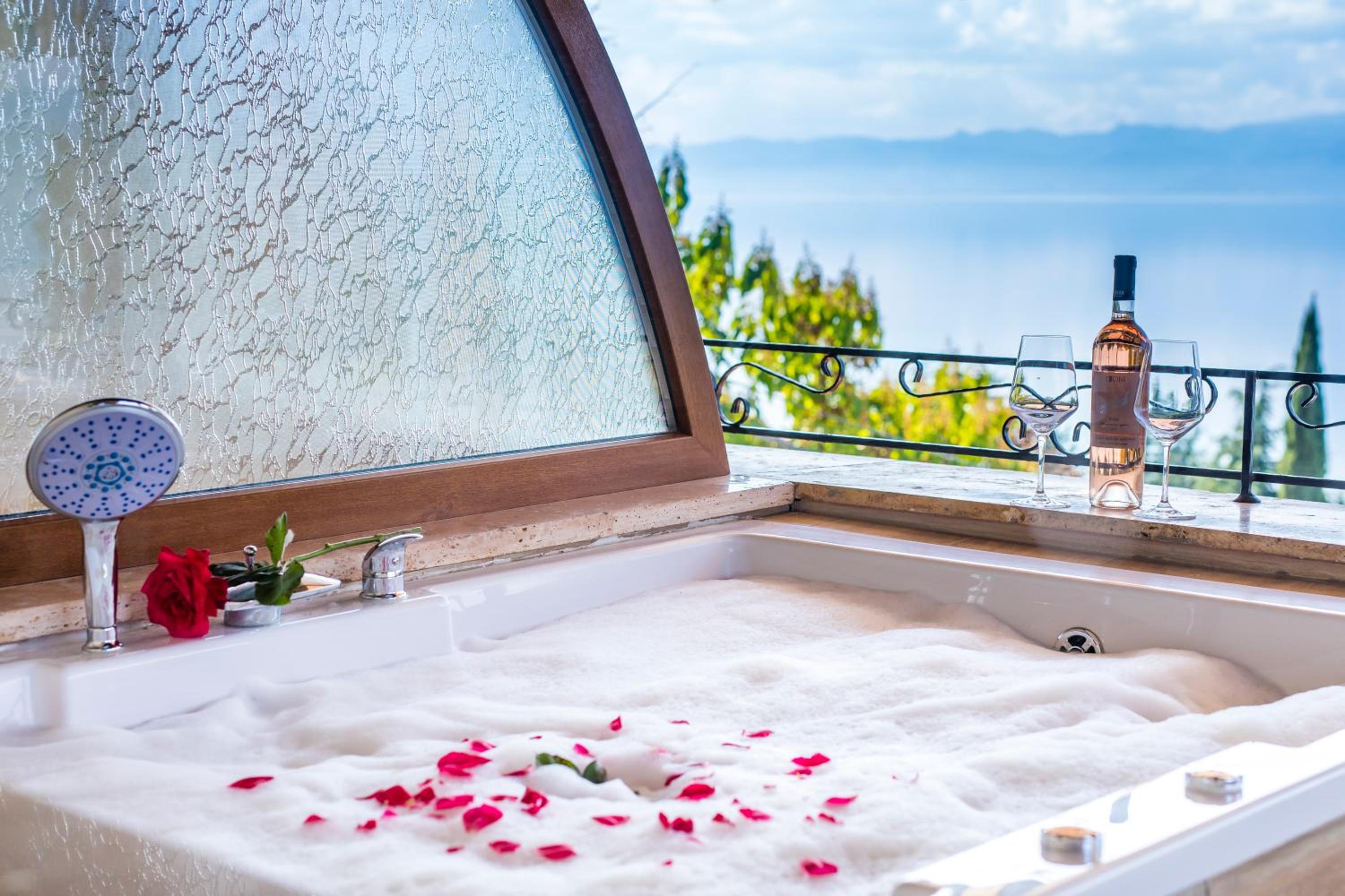 Deluxe Triple Room with Hot Tub - Photo 9