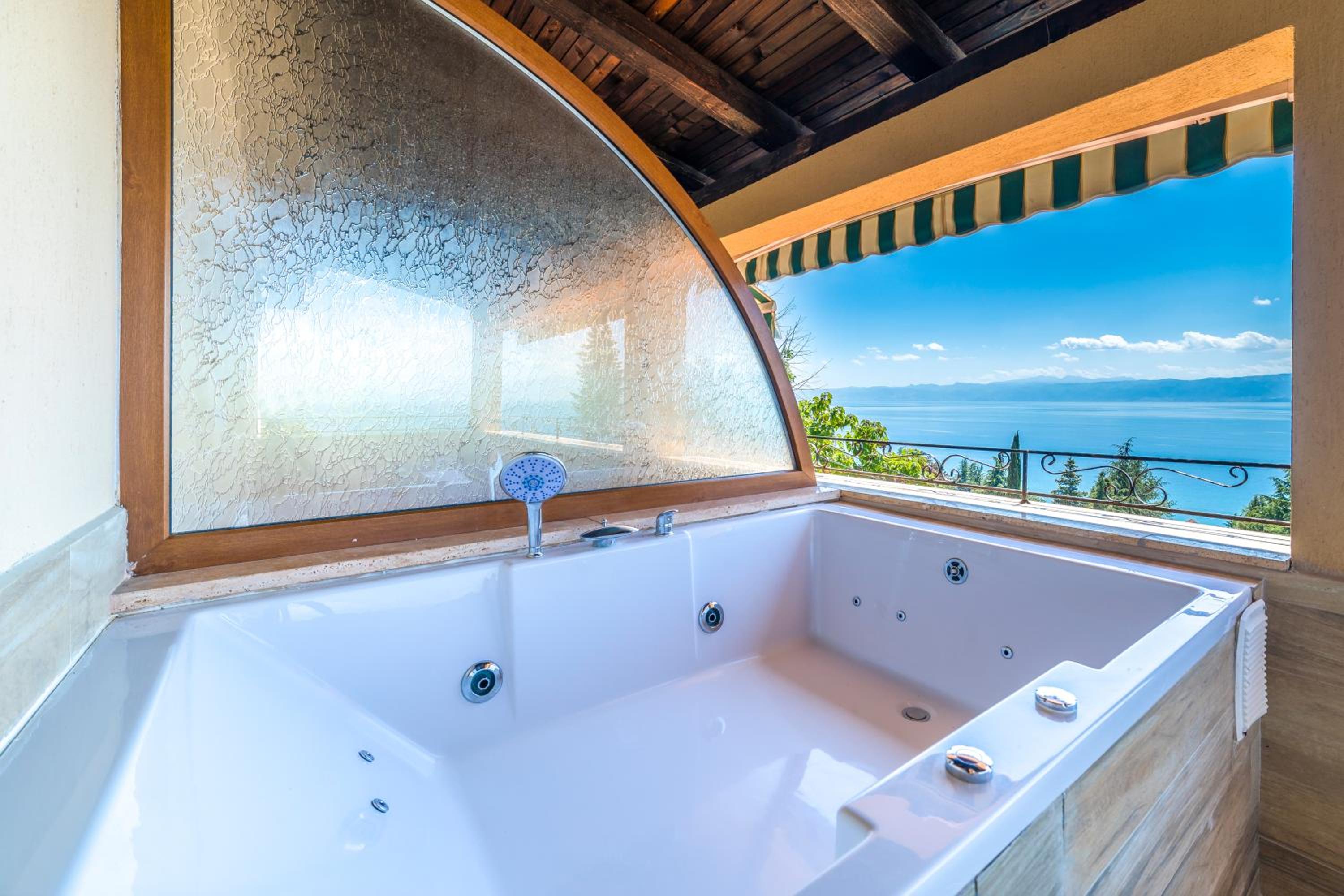 Deluxe Triple Room with Hot Tub - Photo 3