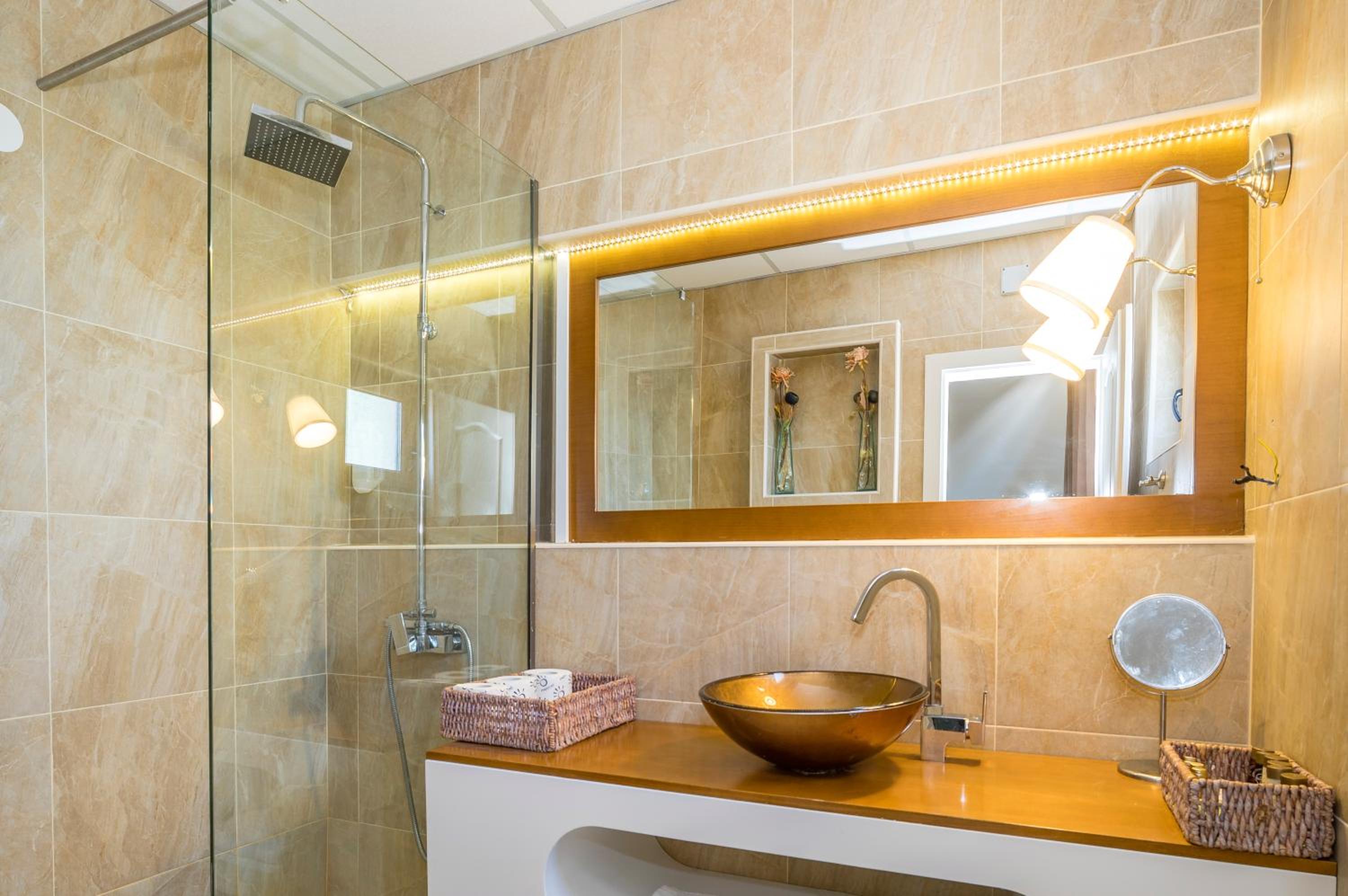 Deluxe Triple Room with Hot Tub - Photo 4