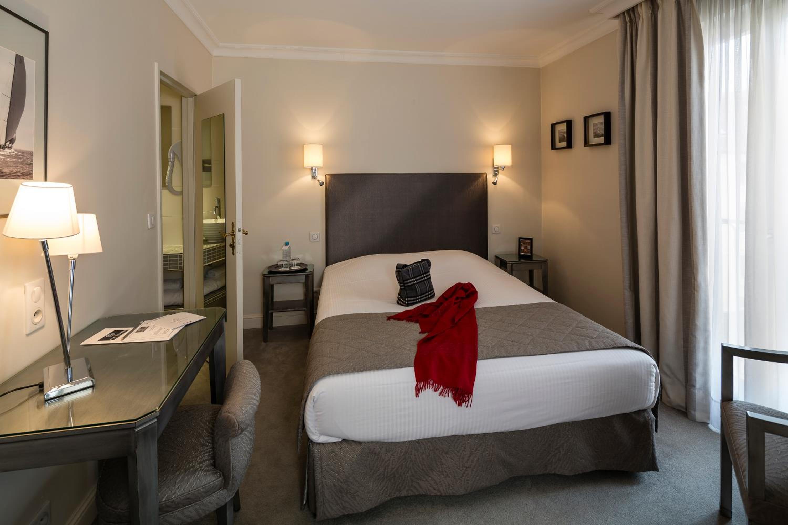 Classic Double Room - Non-Smoking - Photo 6