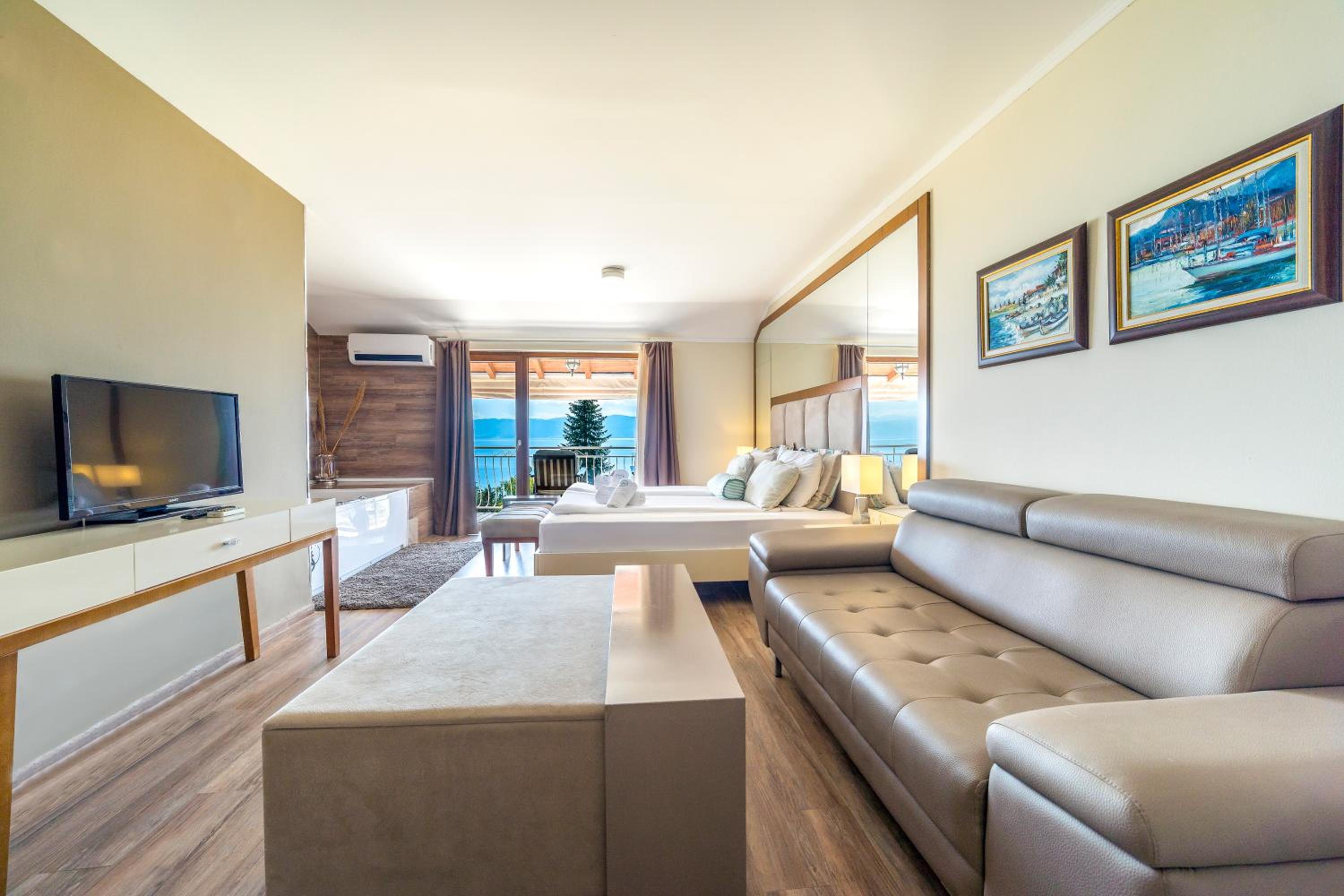 Luxury Double Room with Hot Tub - Photo 11