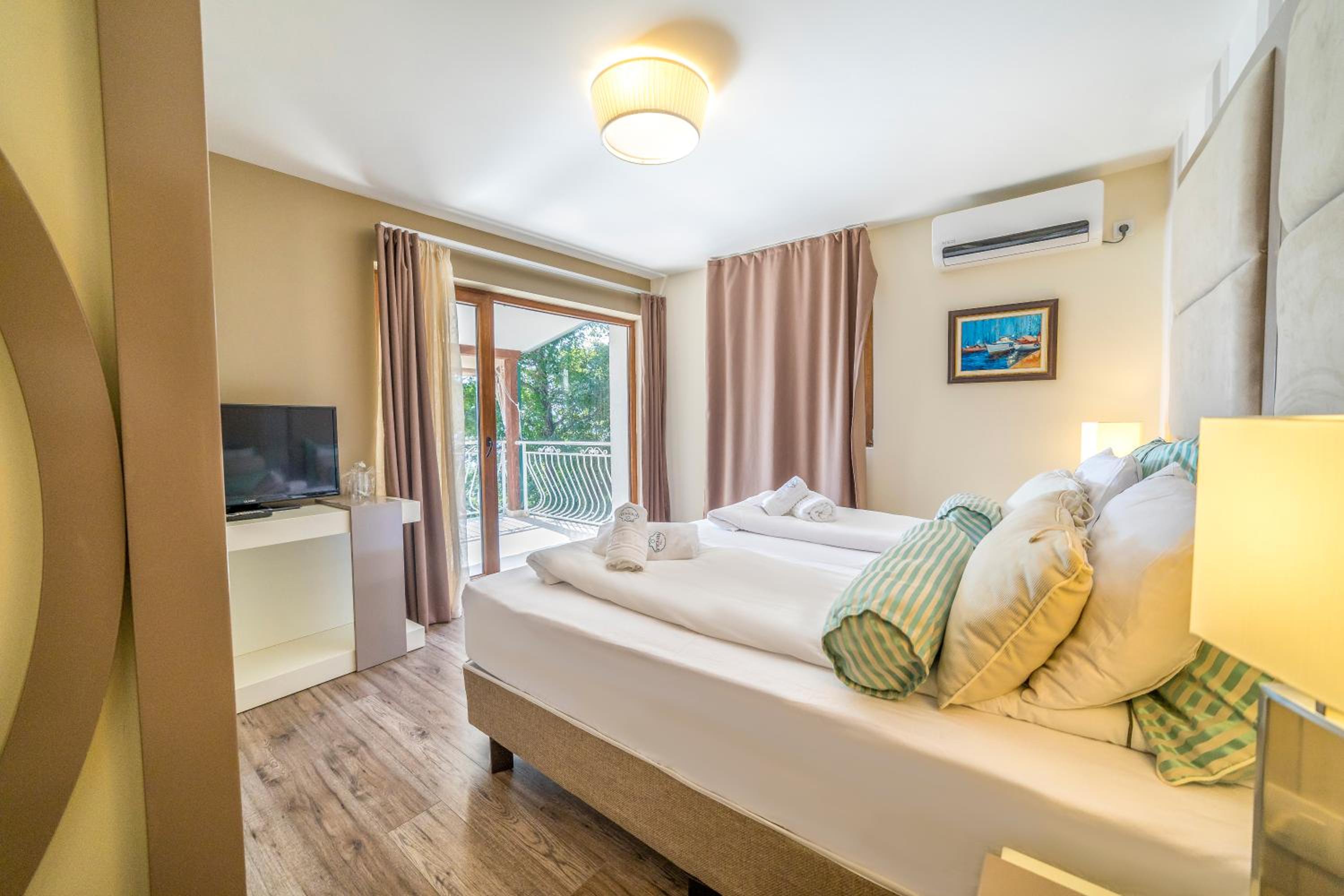 One-Bedroom Apartment with Lake View - Photo 8