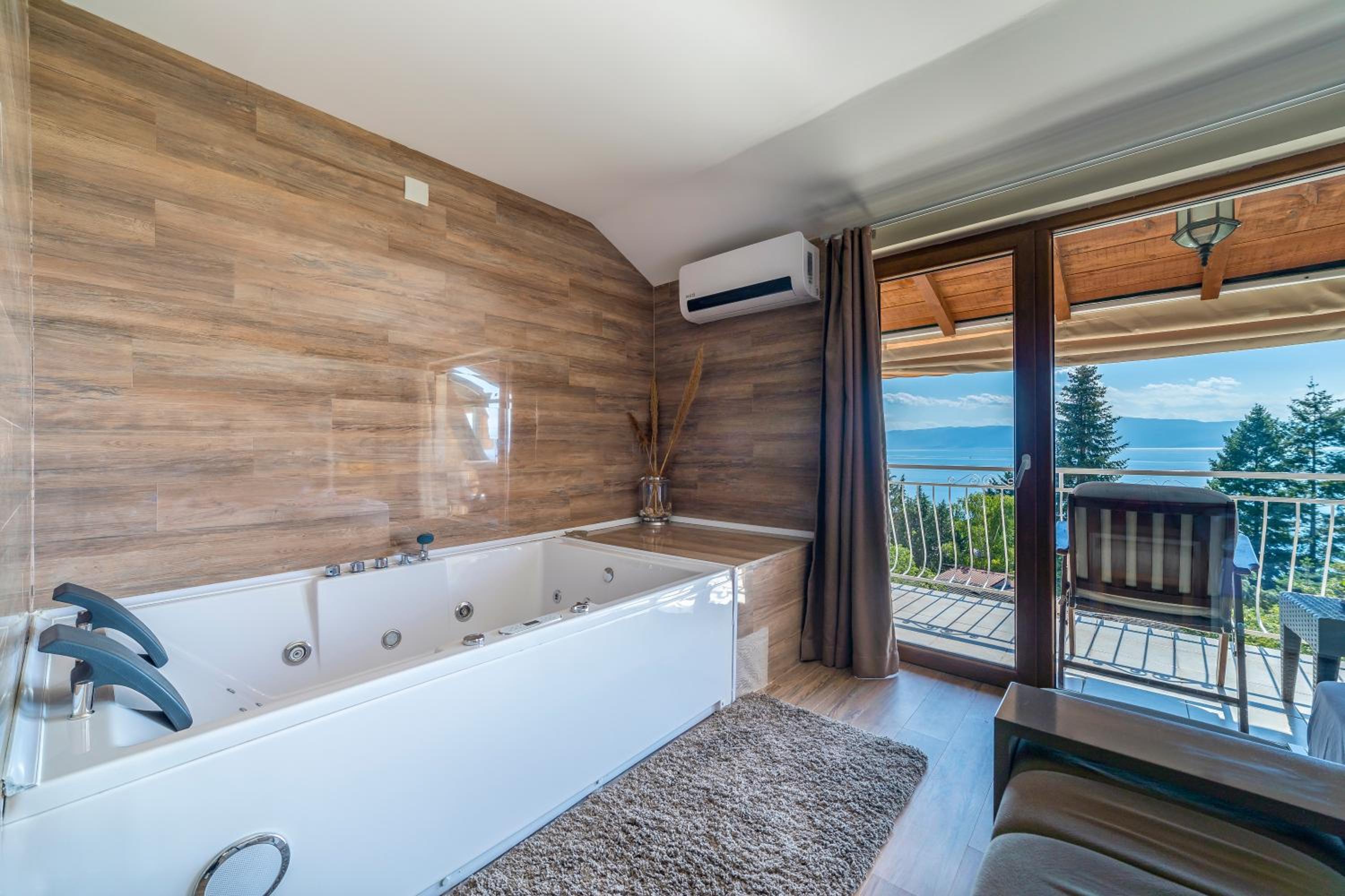 Luxury Double Room with Hot Tub - Photo 10