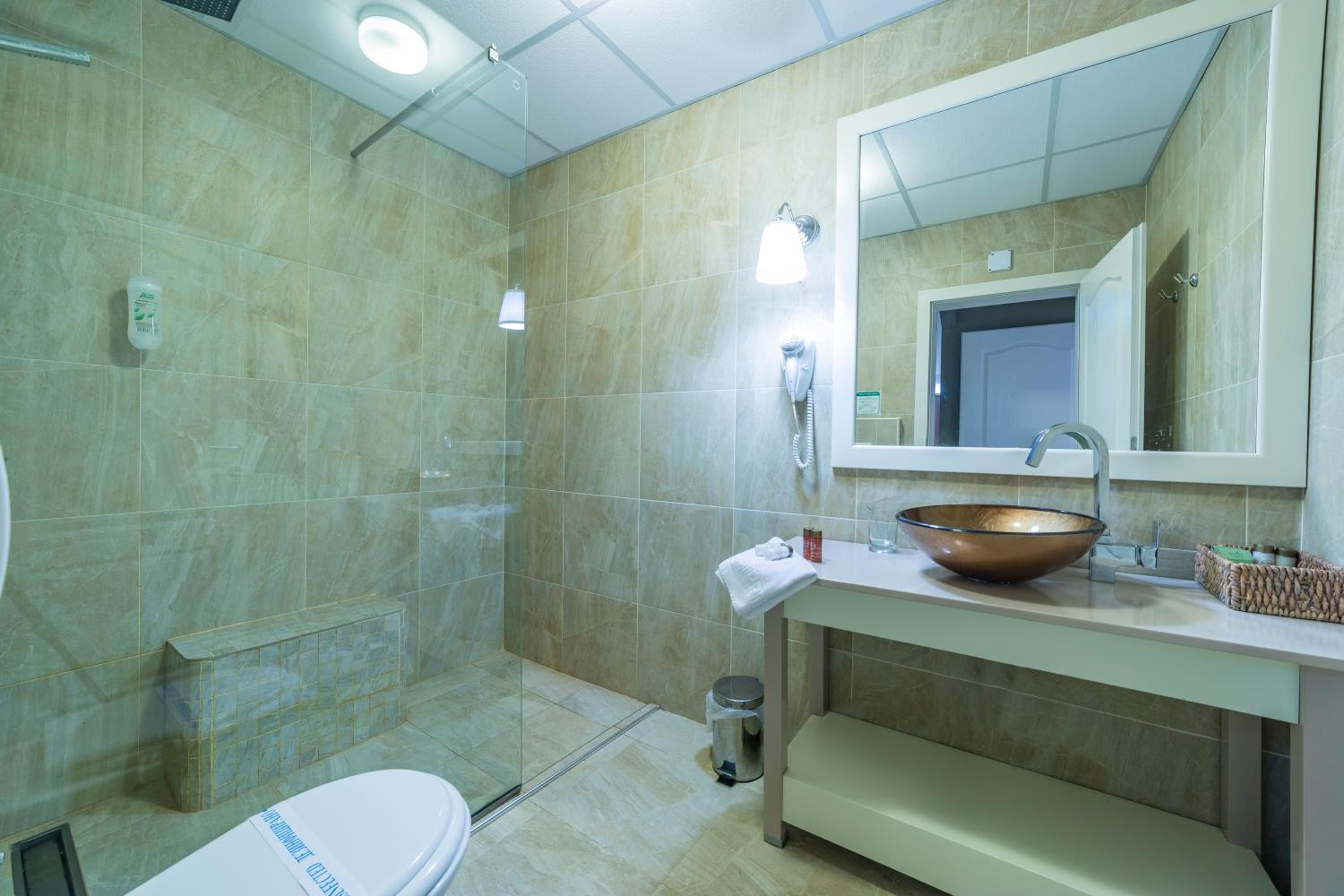 Luxury Double Room with Hot Tub - Photo 8