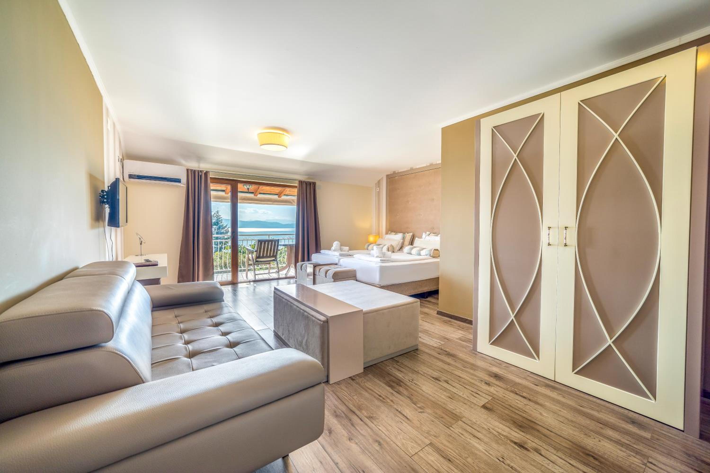 One-Bedroom Apartment with Lake View - Photo 11