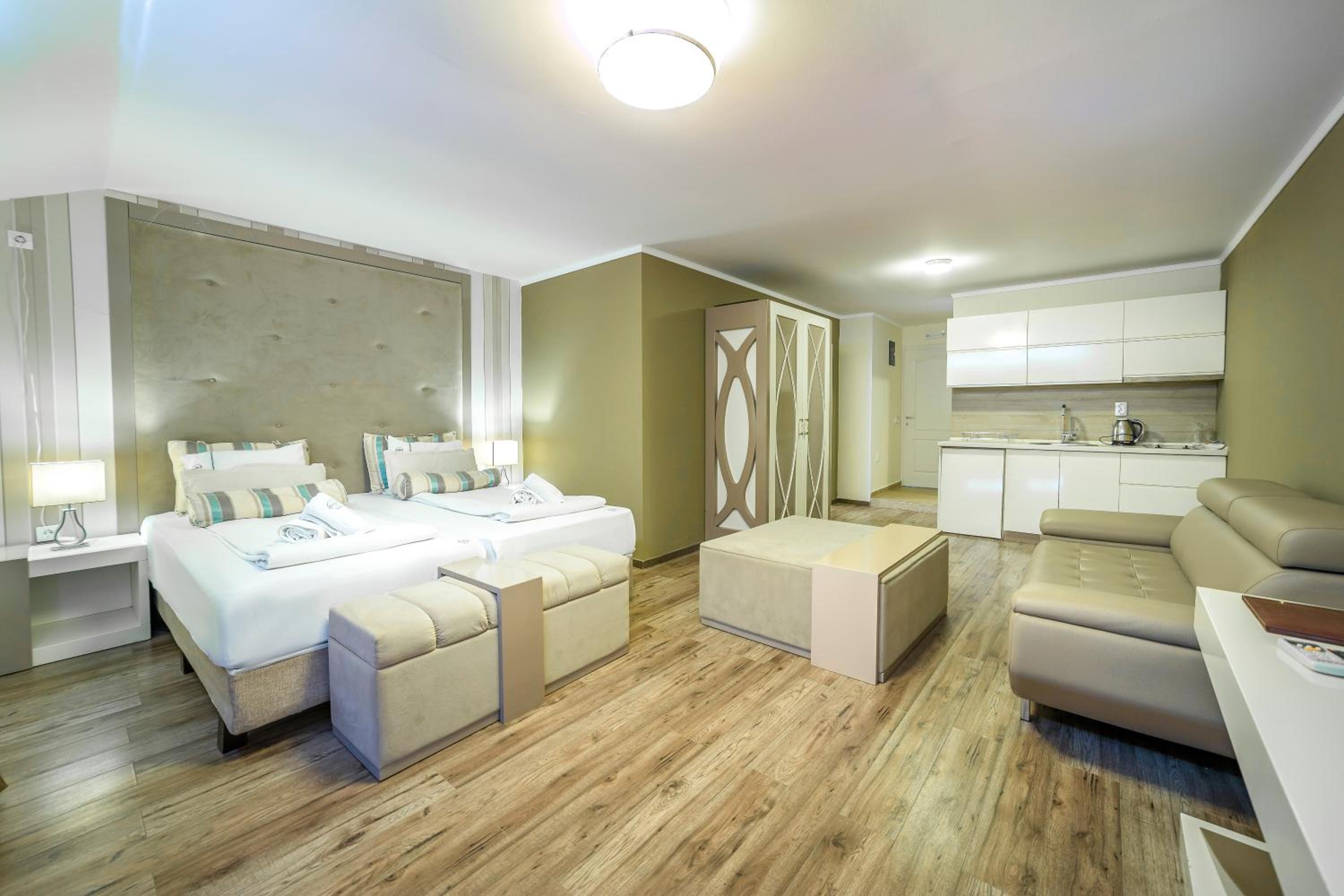 One-Bedroom Apartment with Lake View - Photo 10