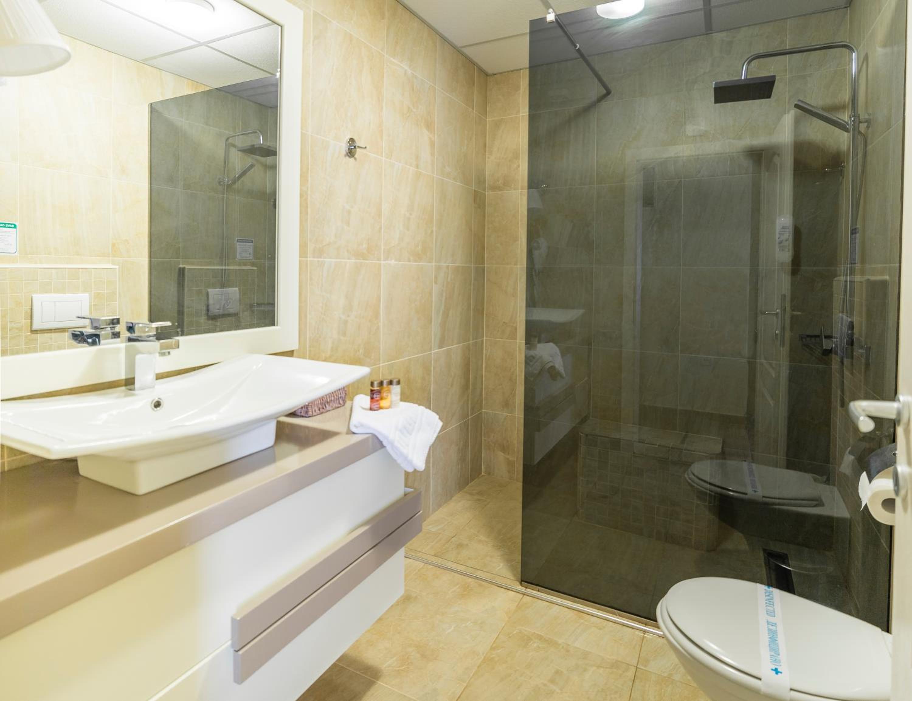 One-Bedroom Apartment with Lake View - Photo 9