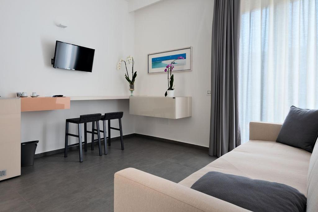Deluxe King Suite - Photo 5