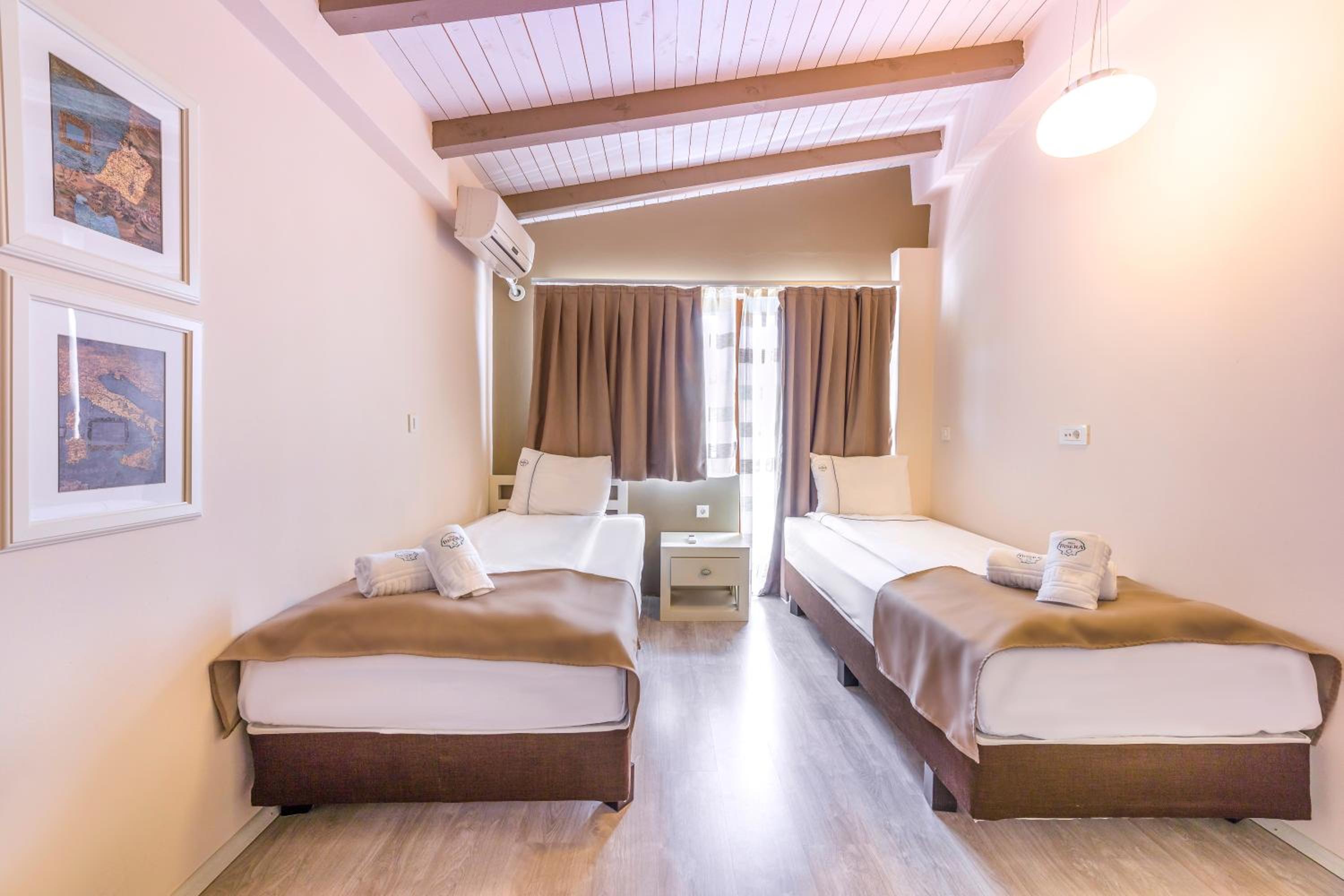  Deluxe Three-Bedroom Apartment with Lake View  photo 3