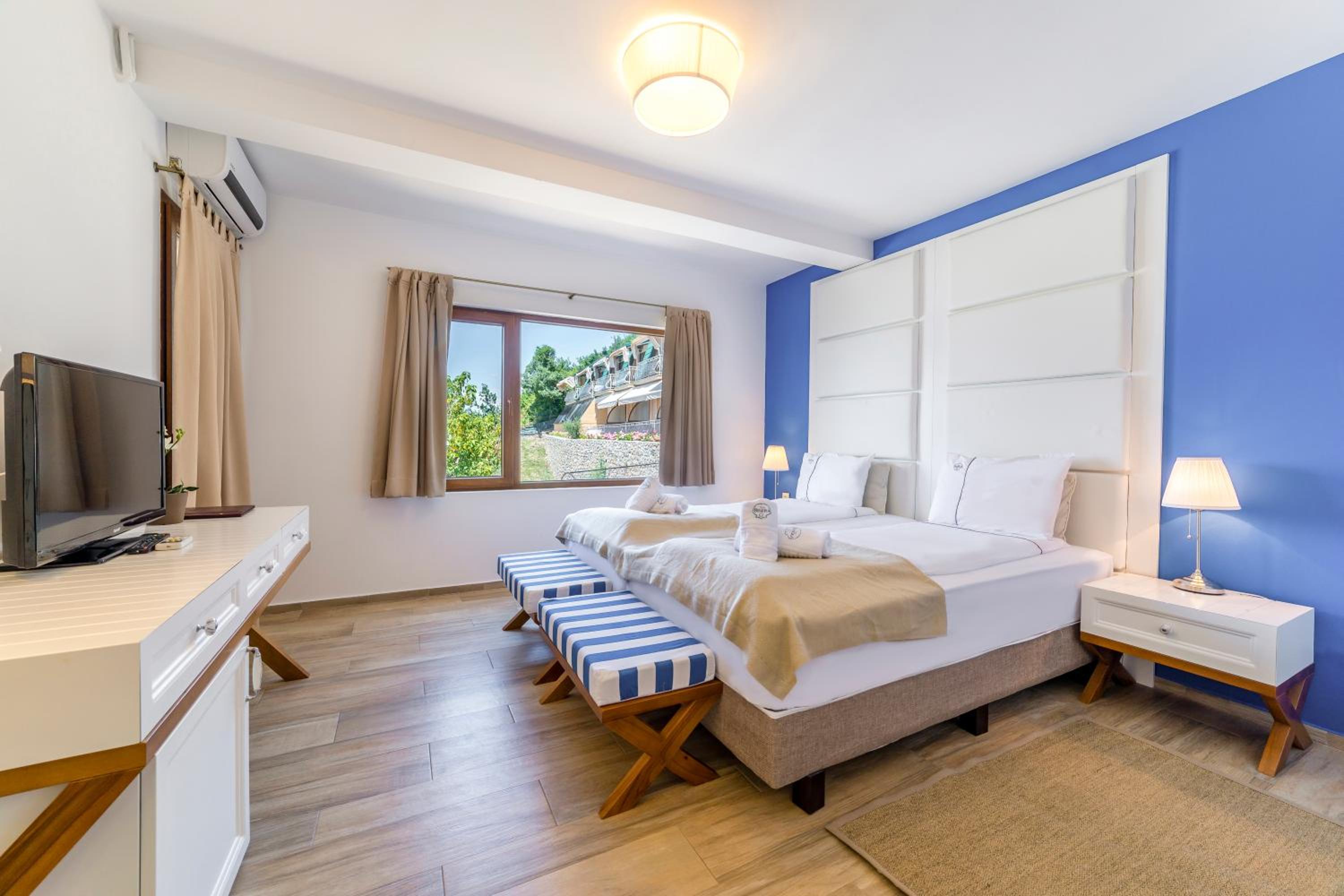 Double or Twin Room with Lake View - Photo 1