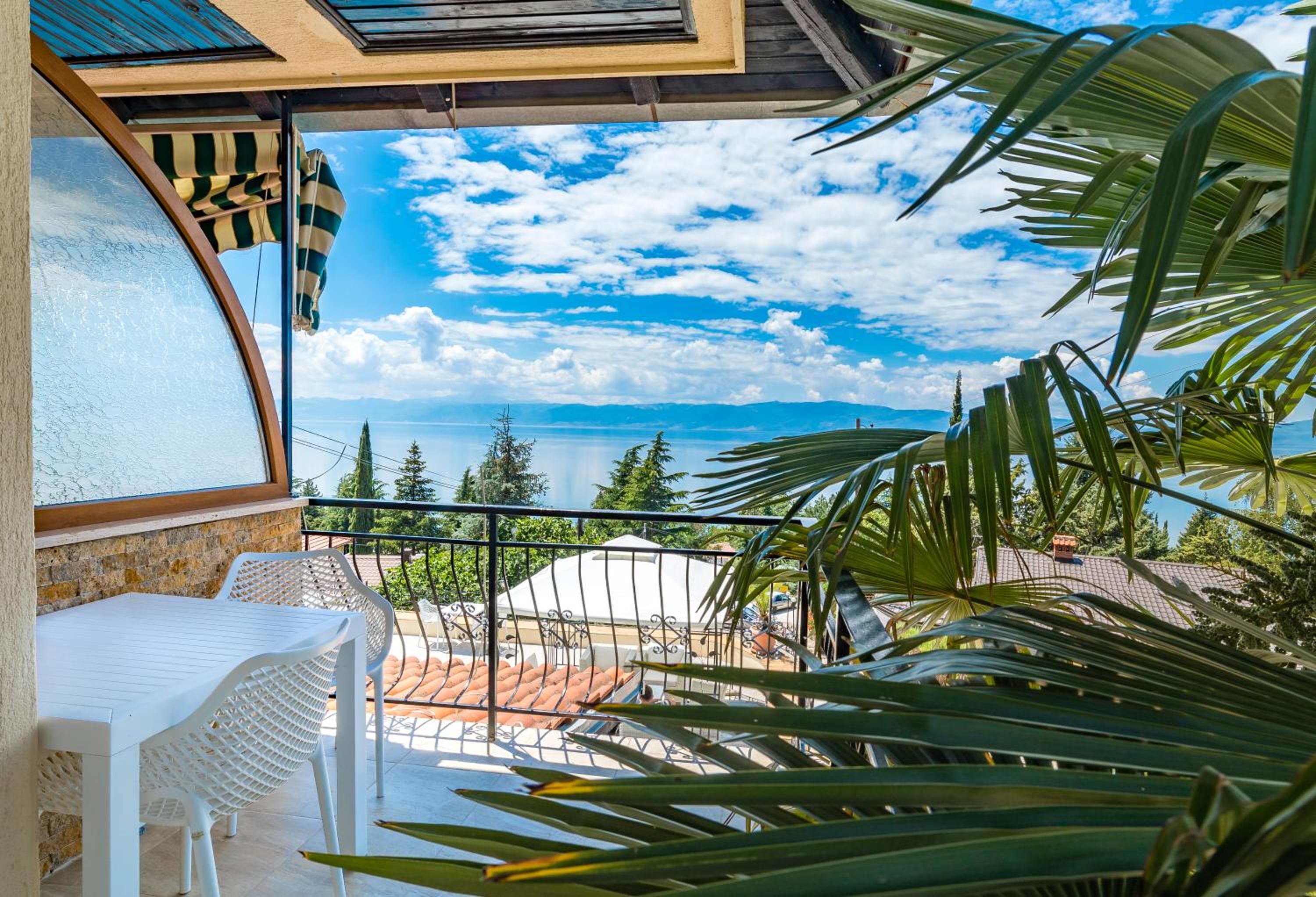 Double or Twin Room with Lake View - Photo 3