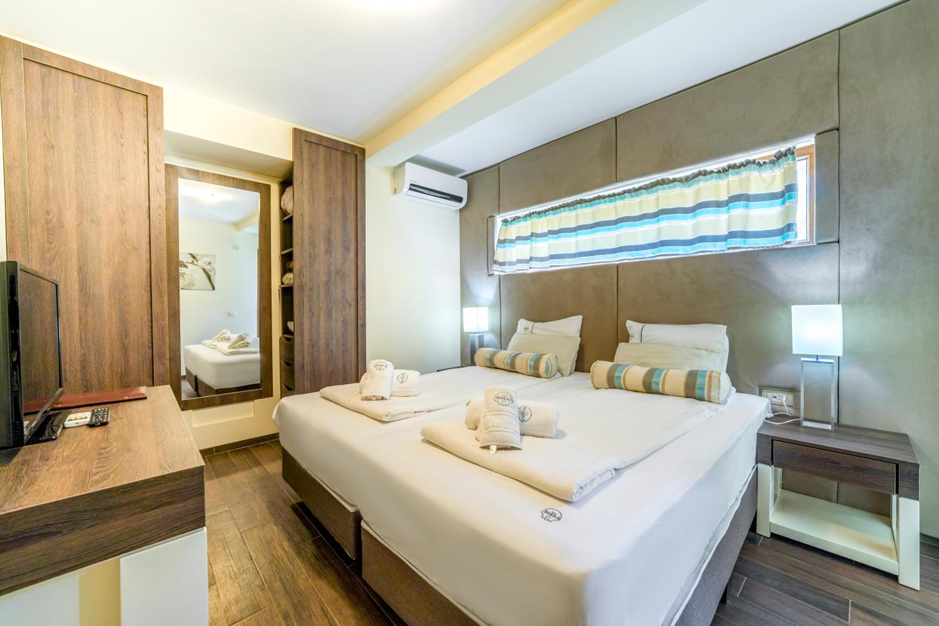 Double or Twin Room with Lake View - Photo 4