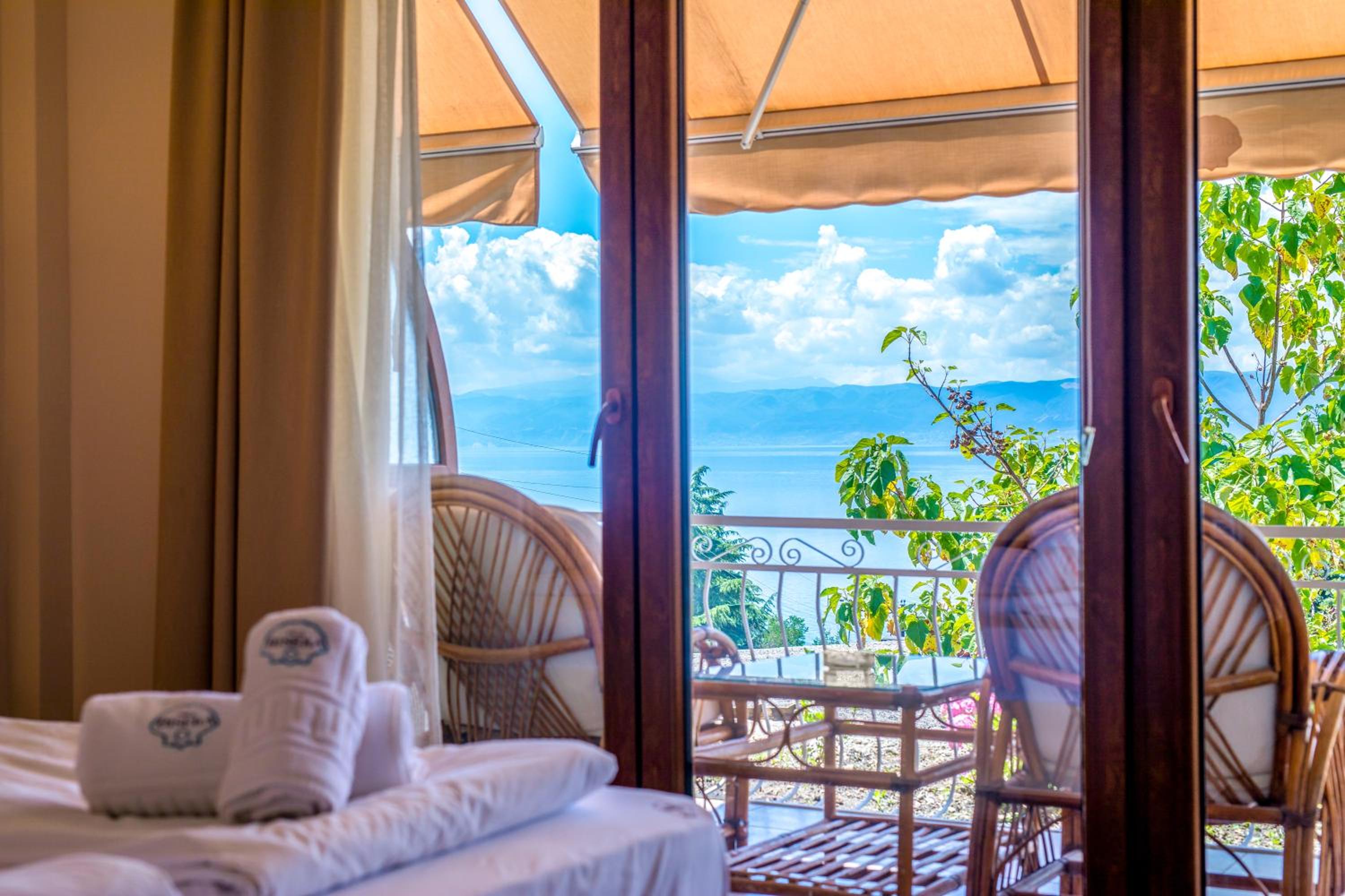 Double Room with Lake View - Photo 2