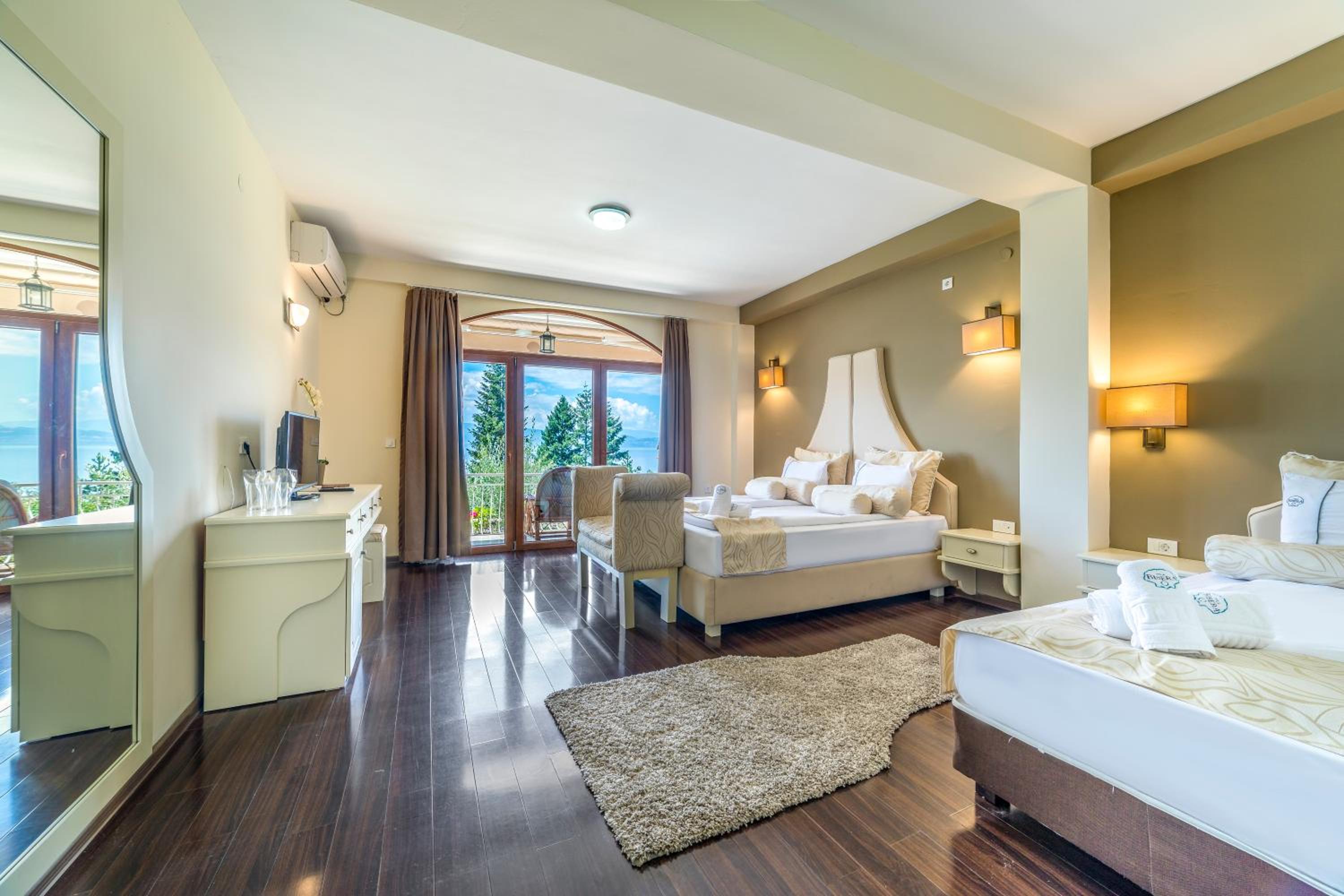 Triple Room with Lake View - Photo 1