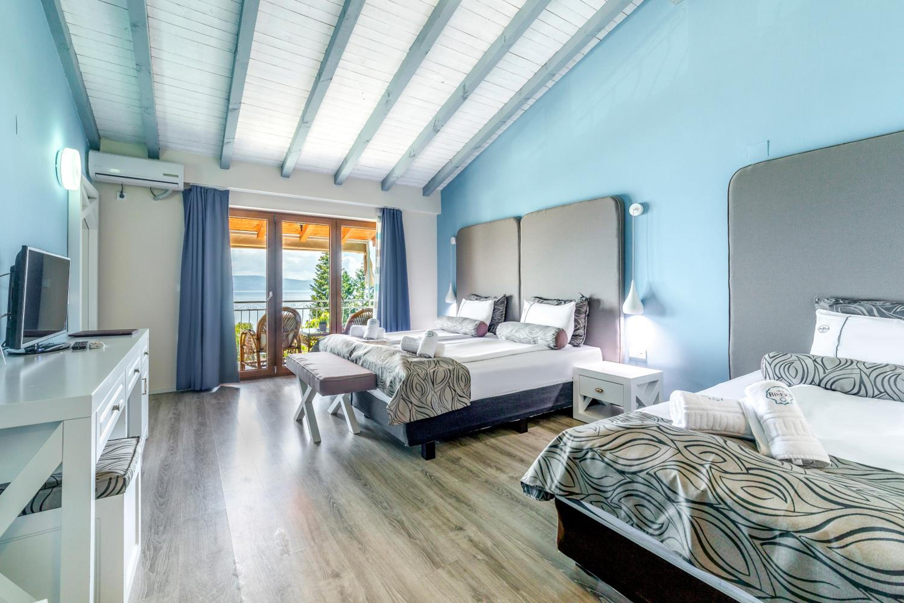 Triple Room with Lake View - Photo 5