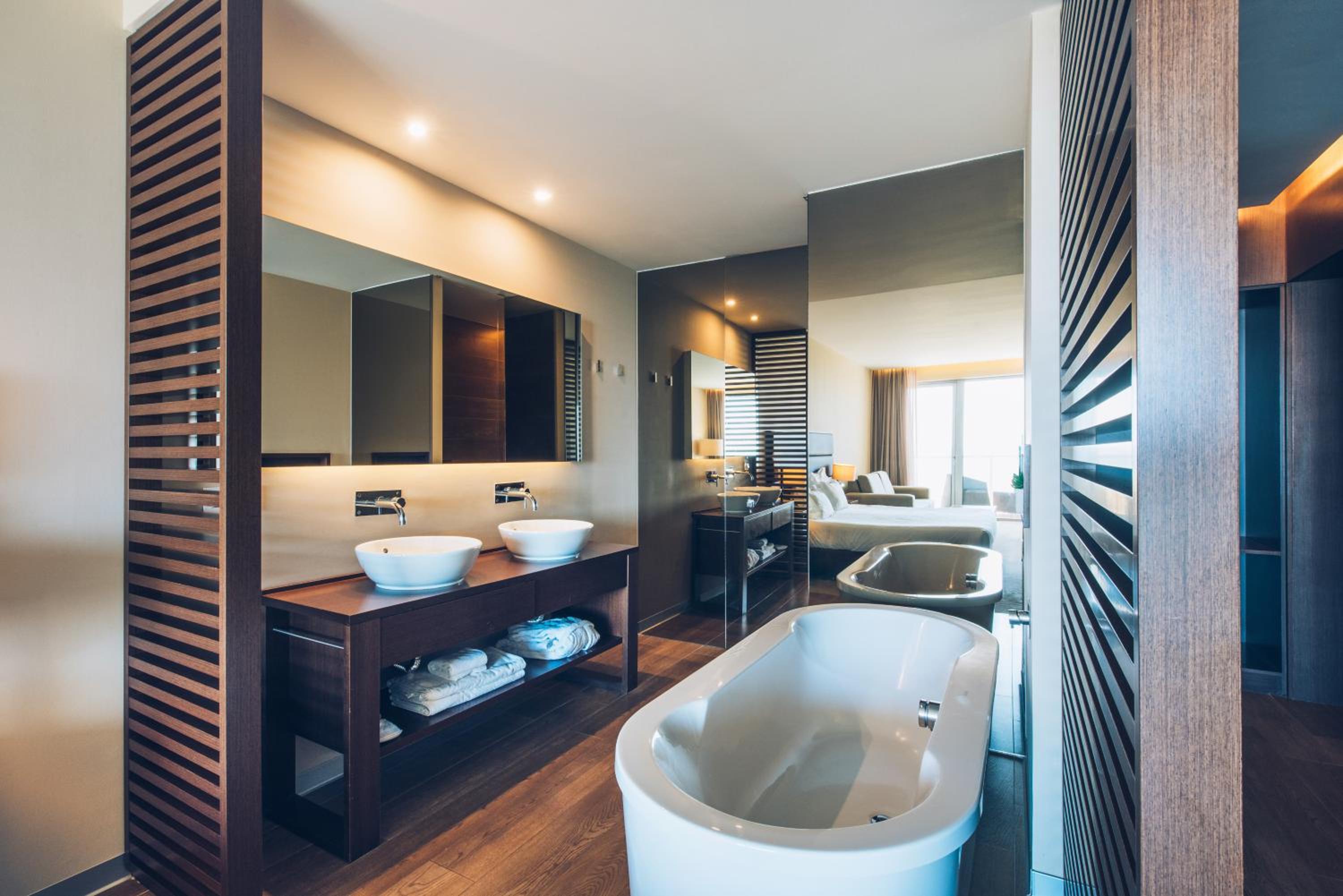 Double or Twin Room with Side Sea View - Photo 2