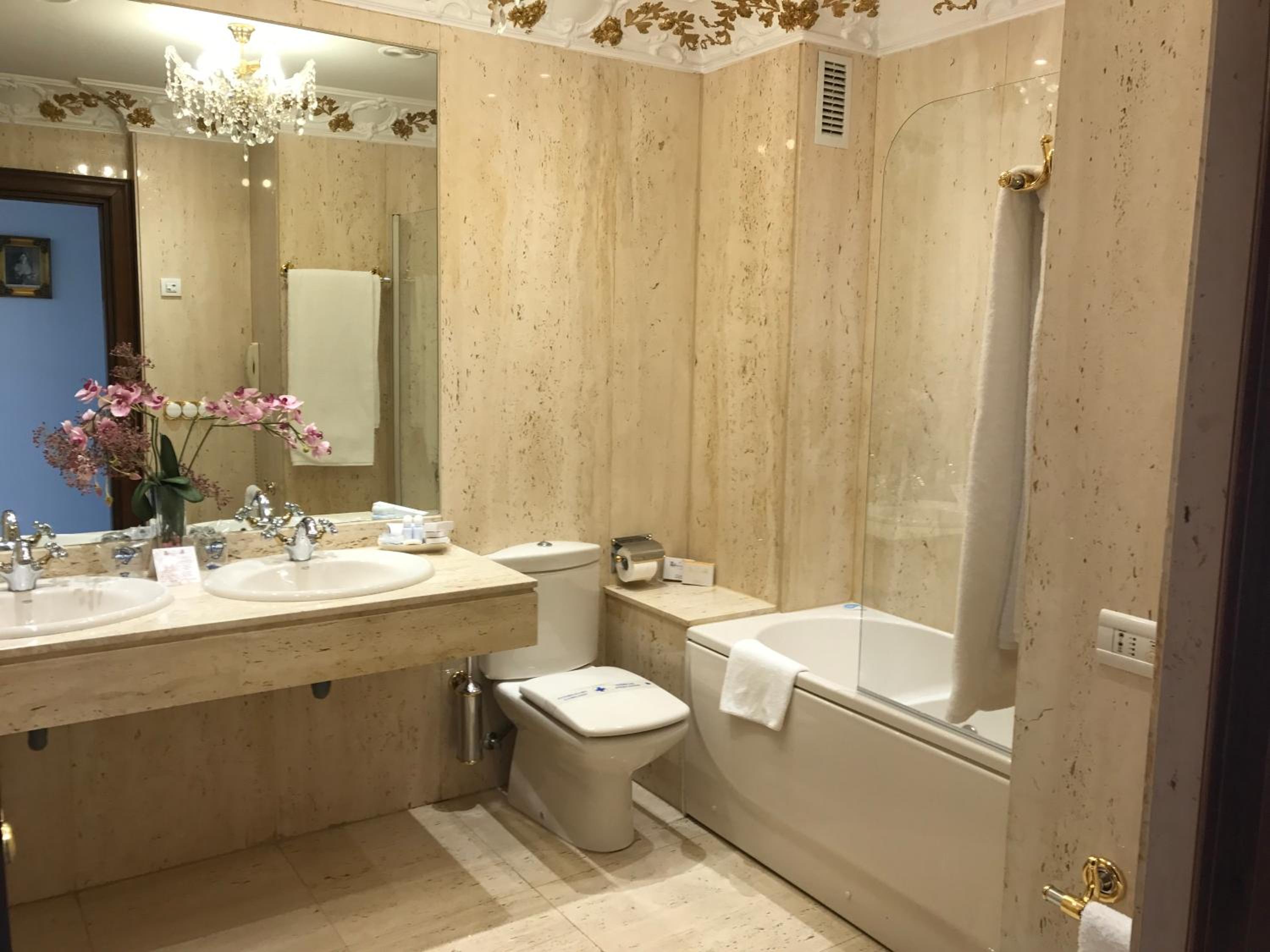 Twin Room - Photo 12