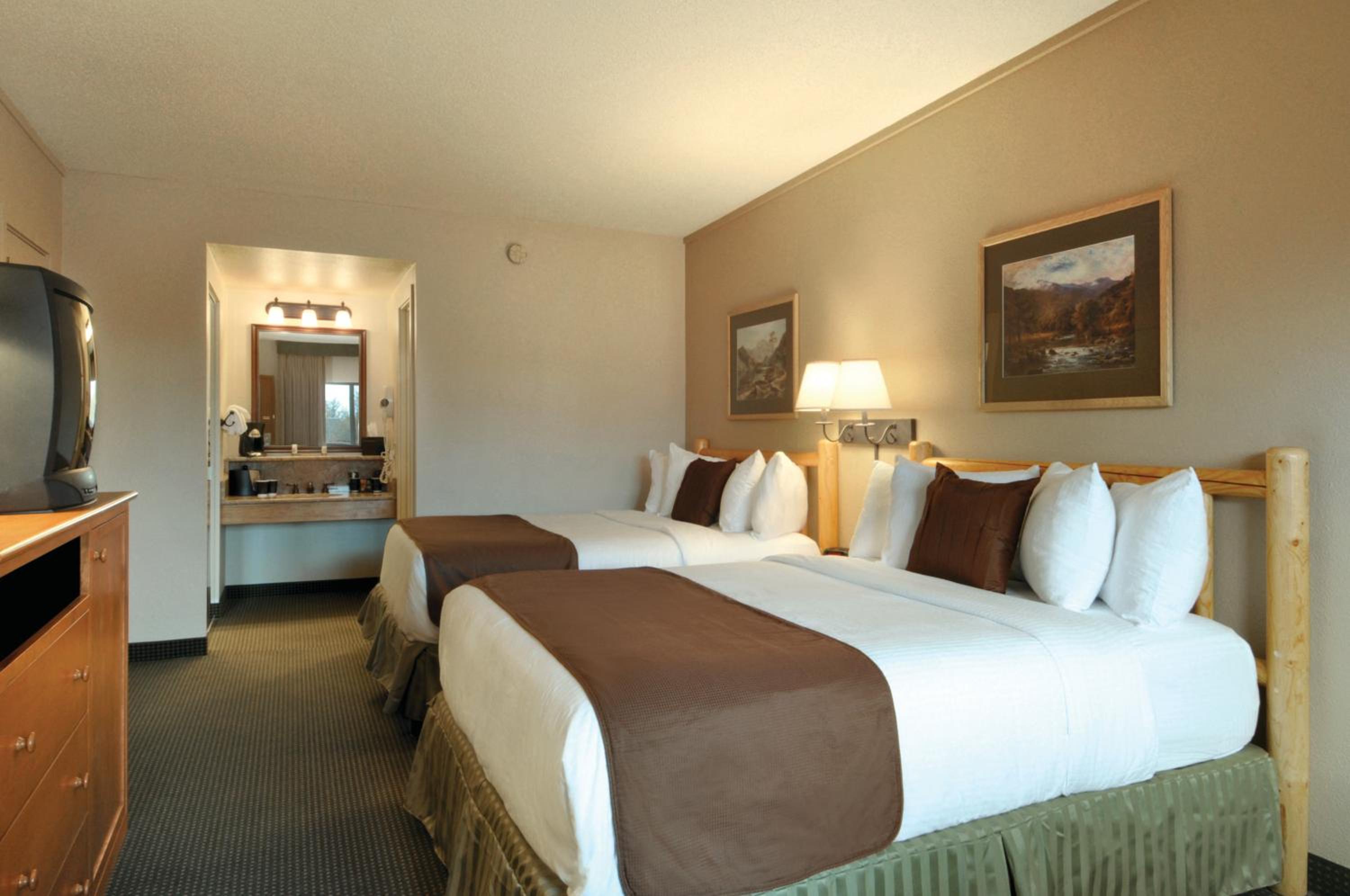 Queen Room with Two Queen Beds - Pet Friendly - Photo 4