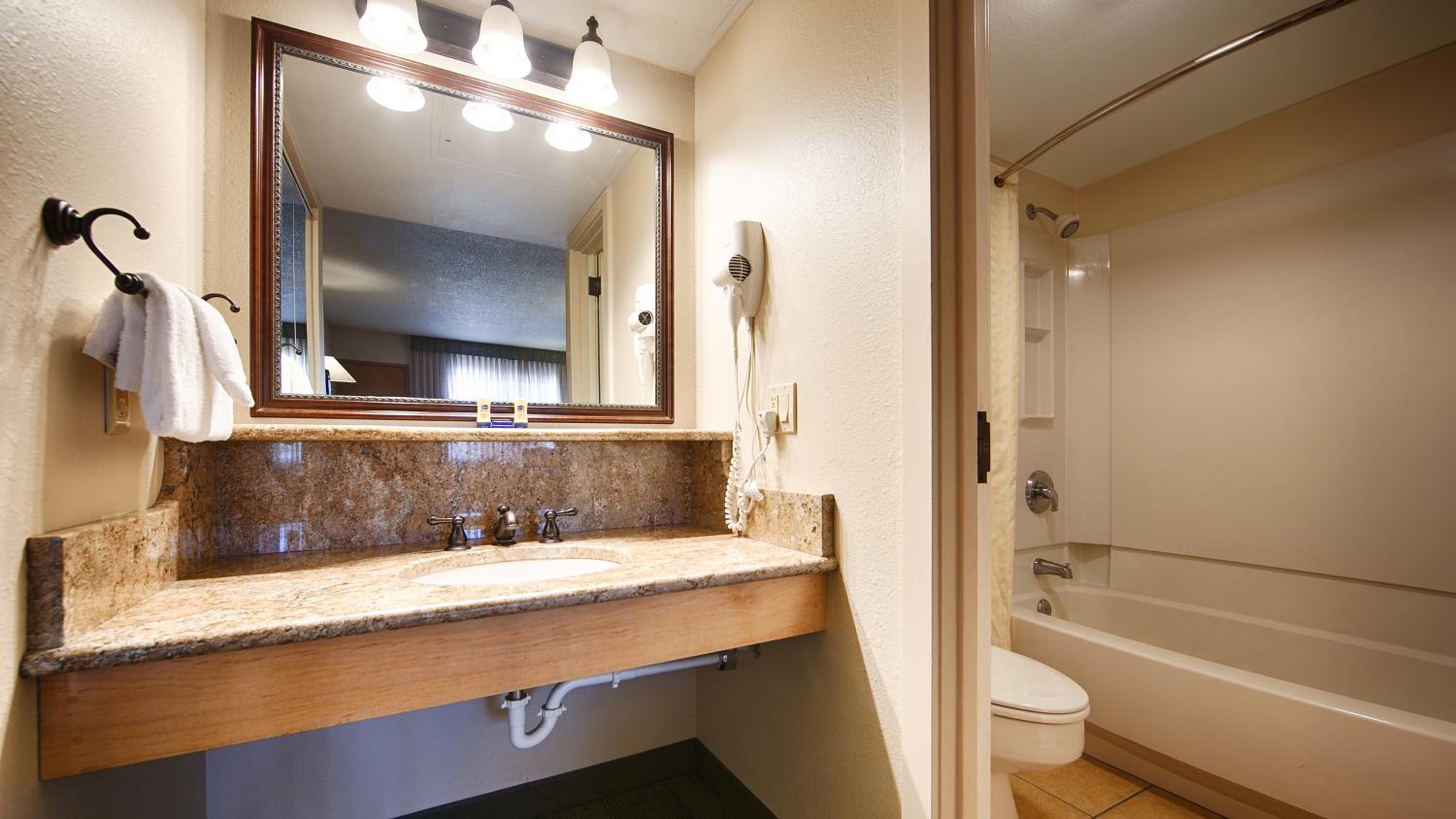 Queen Room with Two Queen Beds - Pet Friendly - Photo 6