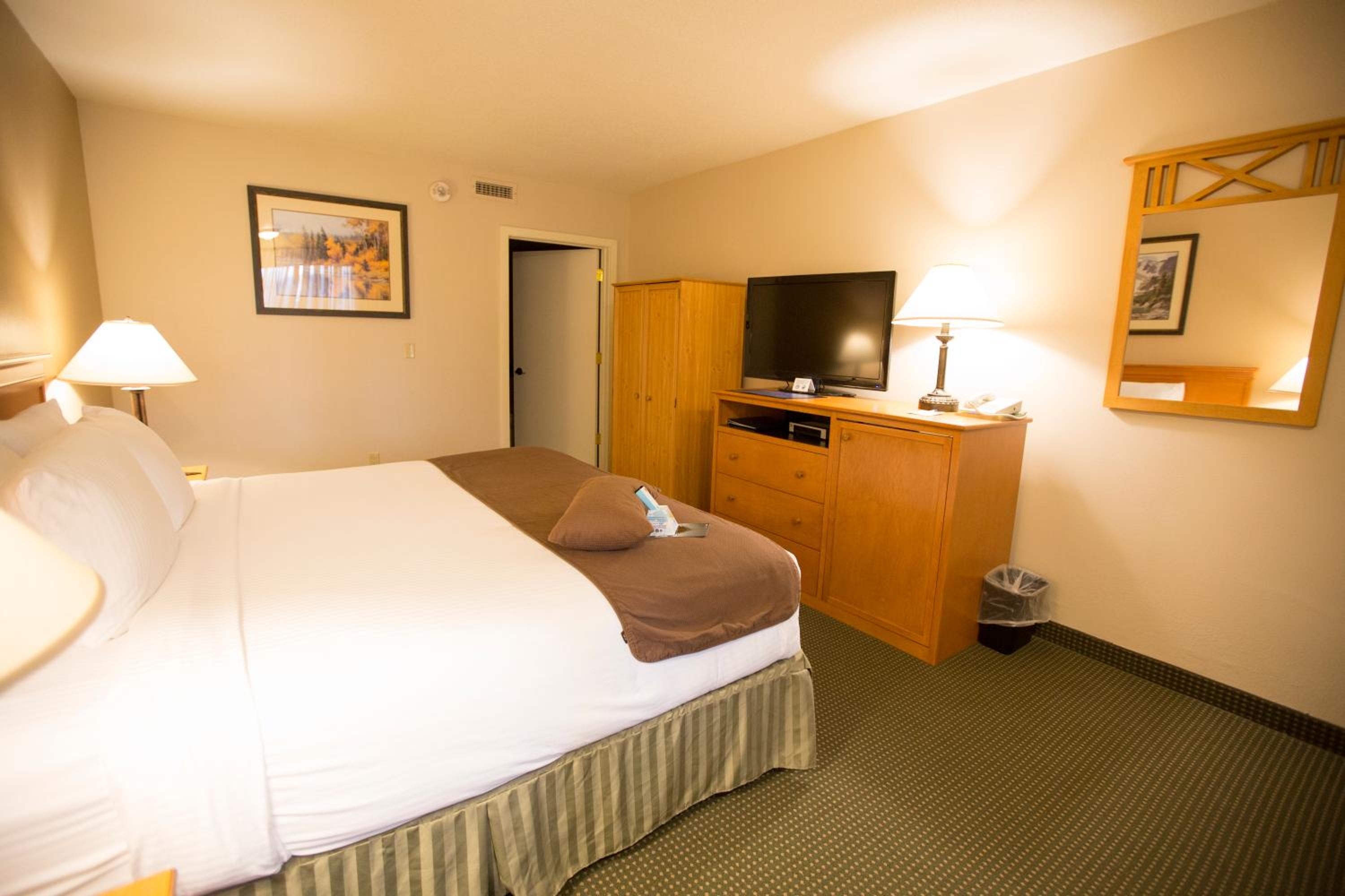 King Room with Futon and Balcony - Non-Smoking - Photo 7