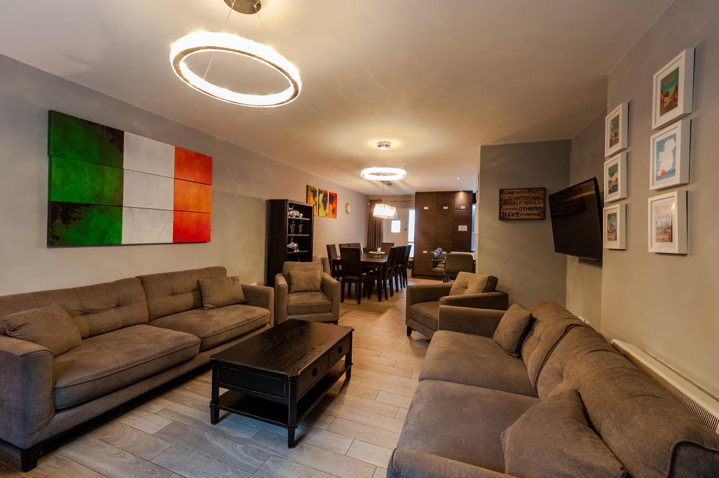Six-Bedroom House - Photo 19