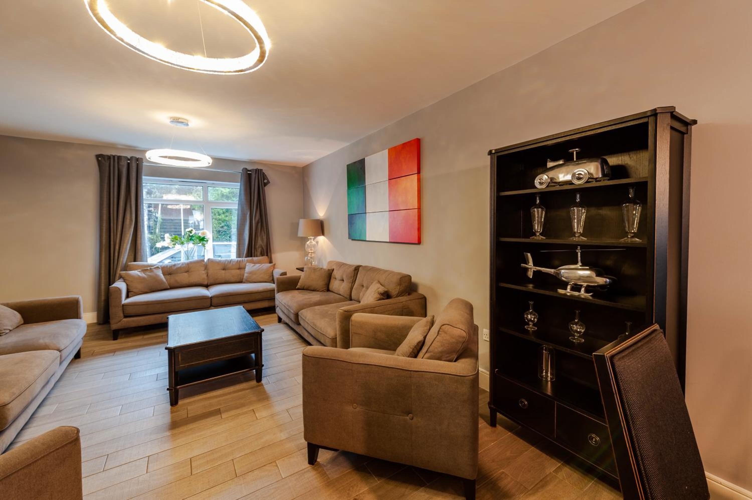 Six-Bedroom House - Photo 20