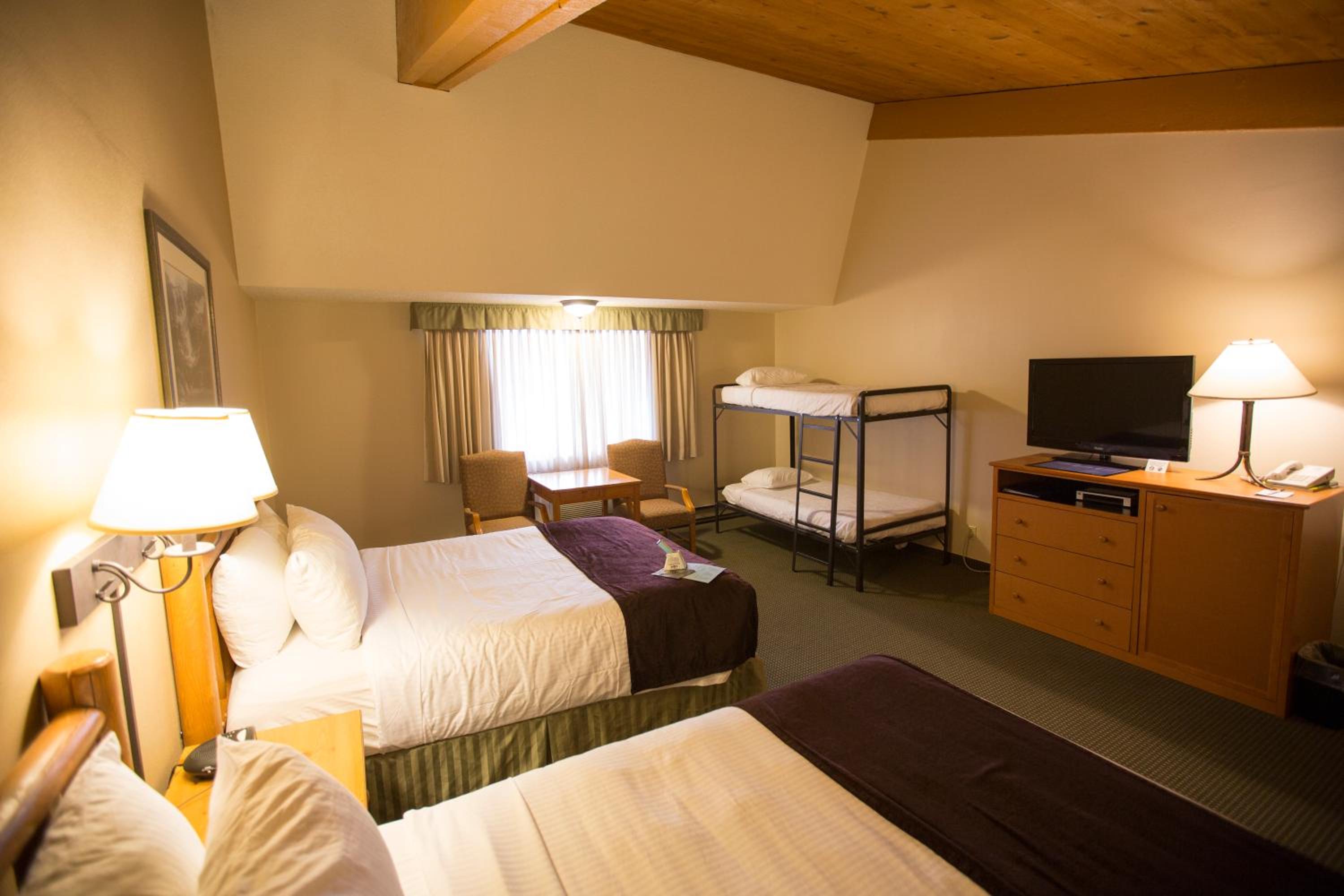 Family Room With Two Queen Beds And One Set Bunk Beds - Photo 9